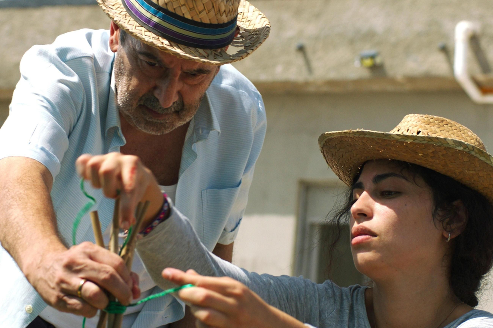 Manuel Morón y Mina El Hammani en una imagen del filme.