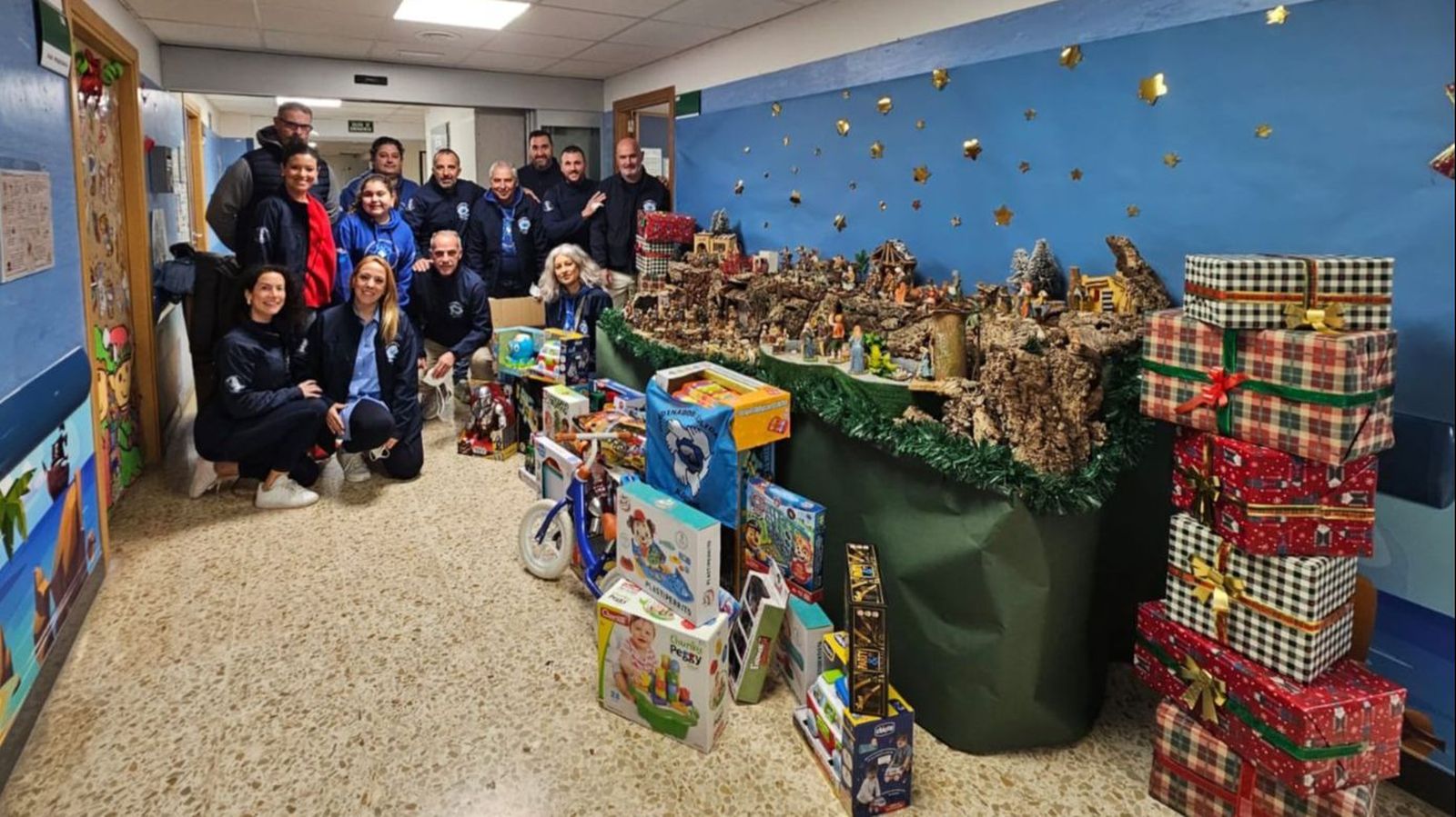 Voluntarios de la Coordinadora Solidaria de los Puertos, en el Hospital Punta de Europa de Algeciras.