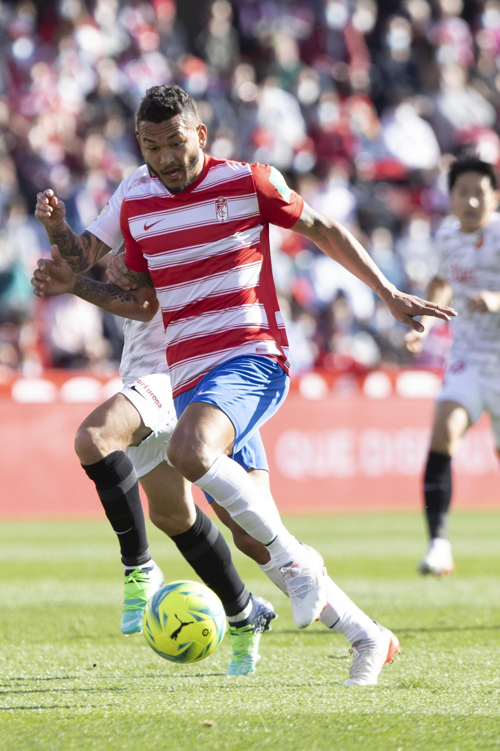 Luis Suárez conduce el esférico.
