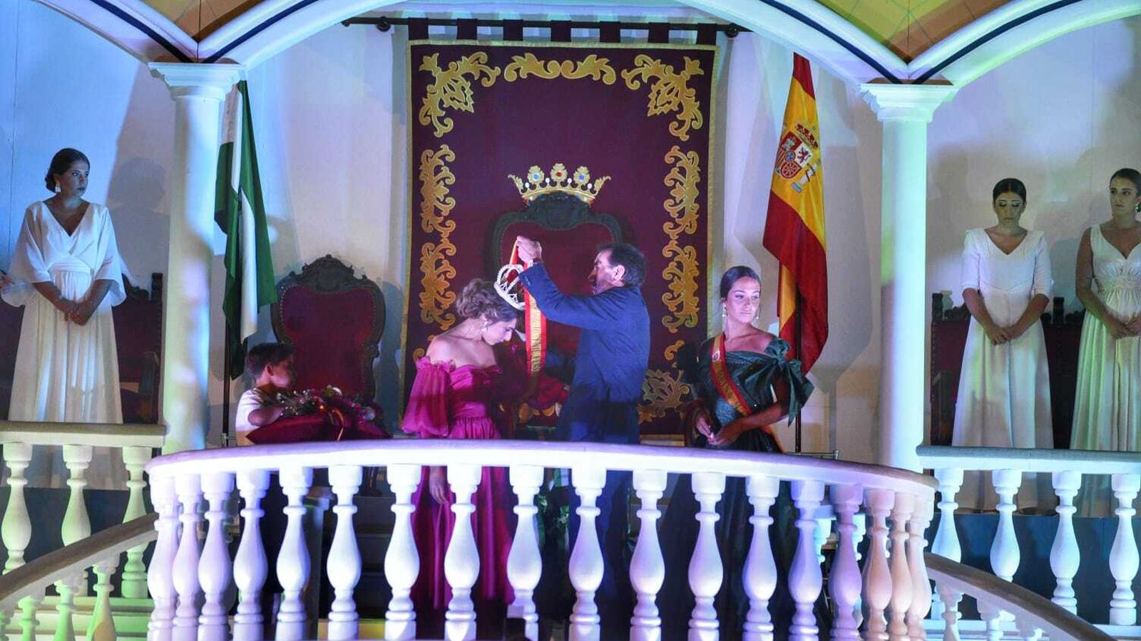 El alcalde, Francisco Ruiz, corona a la reina juvenil, Ana Calzada.