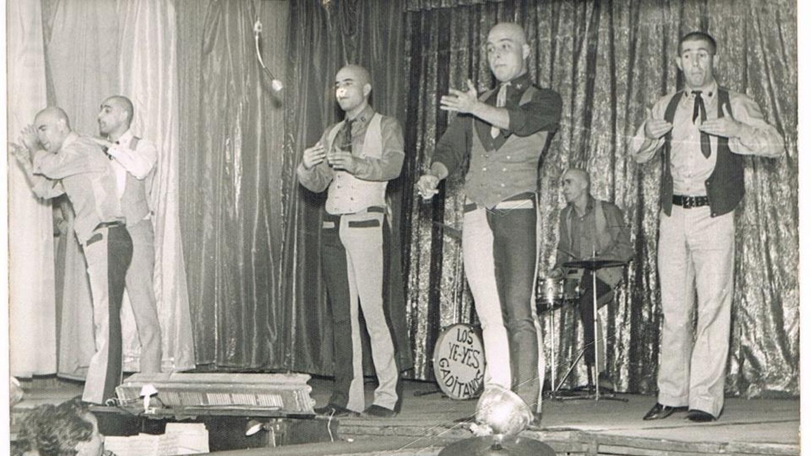 Paco Scapachini pelado al cero en la fila delantera primero por la derecha con 'Los yeyés gaditanos'.