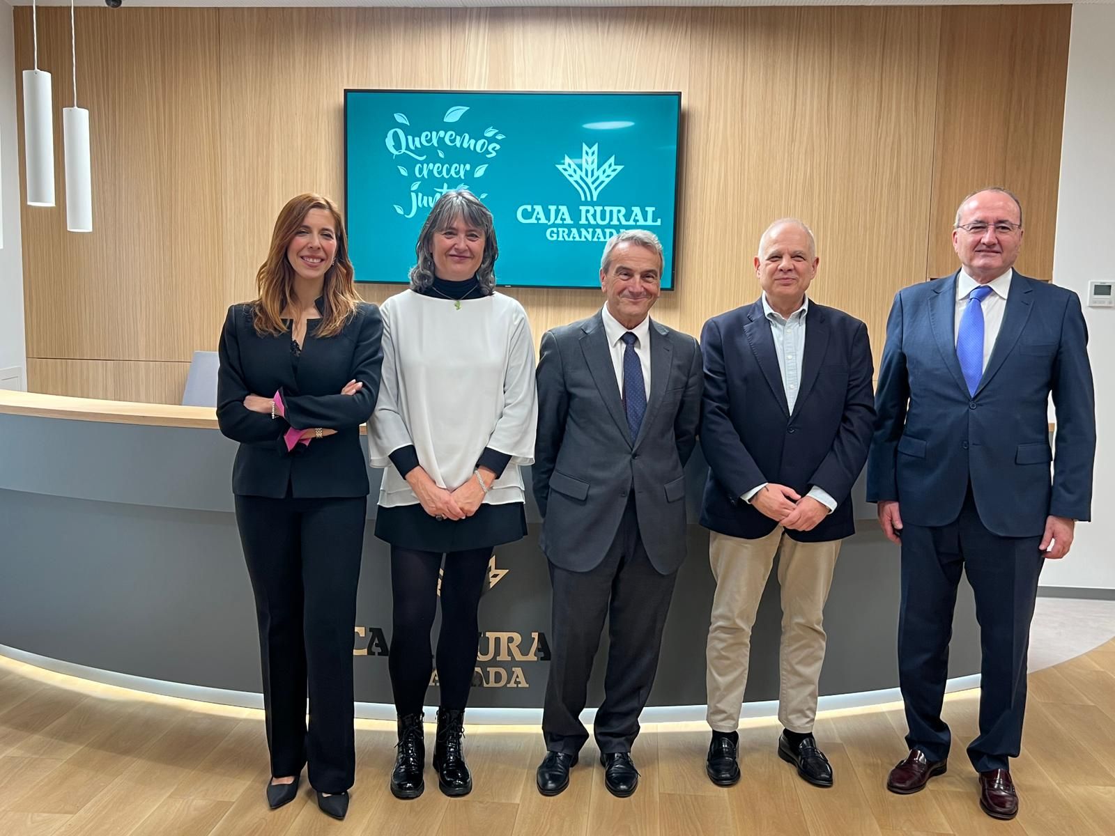 La directora de la nueva oficina de Madrid, María Jiménez, junto a la vicerrectora de Estudiantes de la Universidad de Alcalá, el presidente de Caja Rural Granada, y el concejal de Hacienda de Alcalá de Henares, y el director general de la Entidad.
