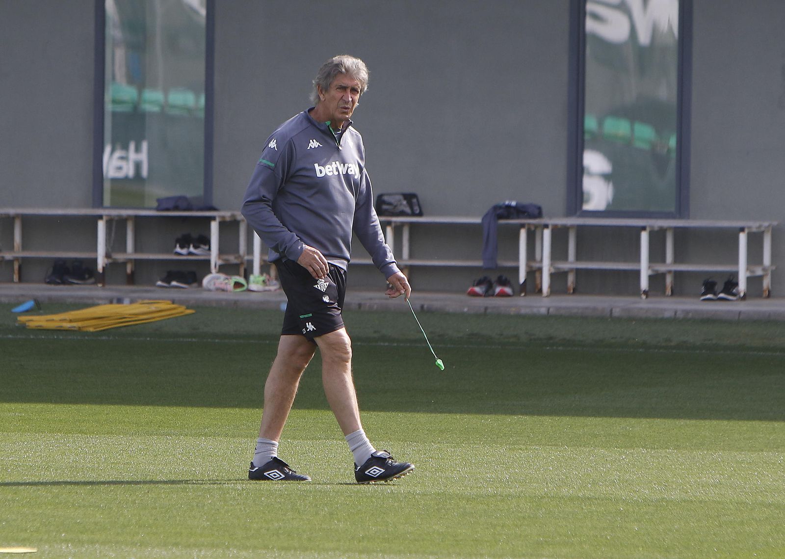 Manuel Pellegrini observa un entrenamiento.