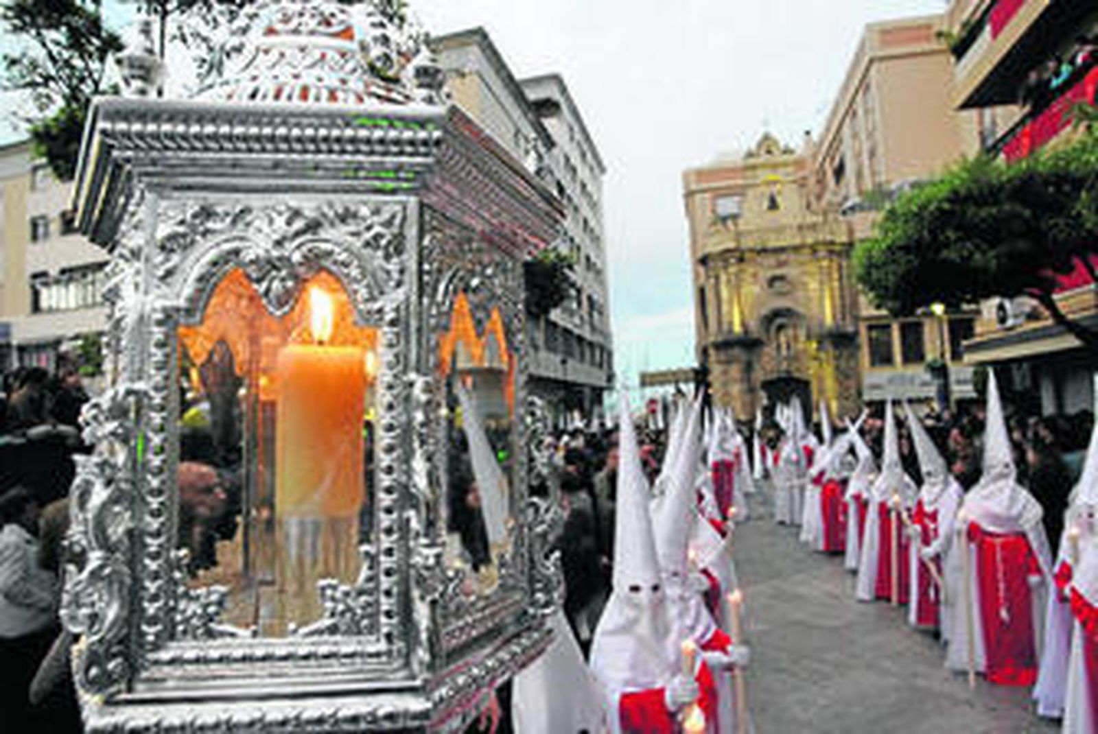 Un farol de la hermandad de La Columna (Algeciras), en primer término y al fondo, uno de los banderines de la cofradía.