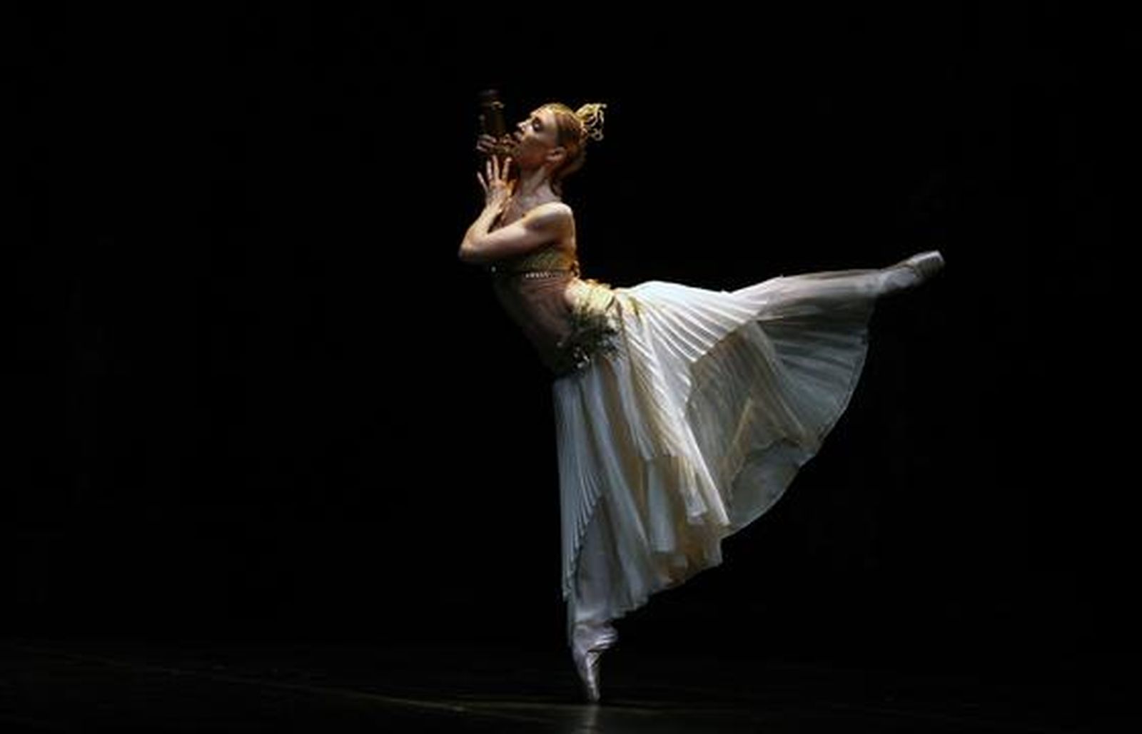 El Ballet de la Ópera de Varsovia representa 'La Bayadère' en el Teatro de la Maestranza, una obra sobre la supervivencia del amor tras la muerte.

Foto: Antonio Pizarro