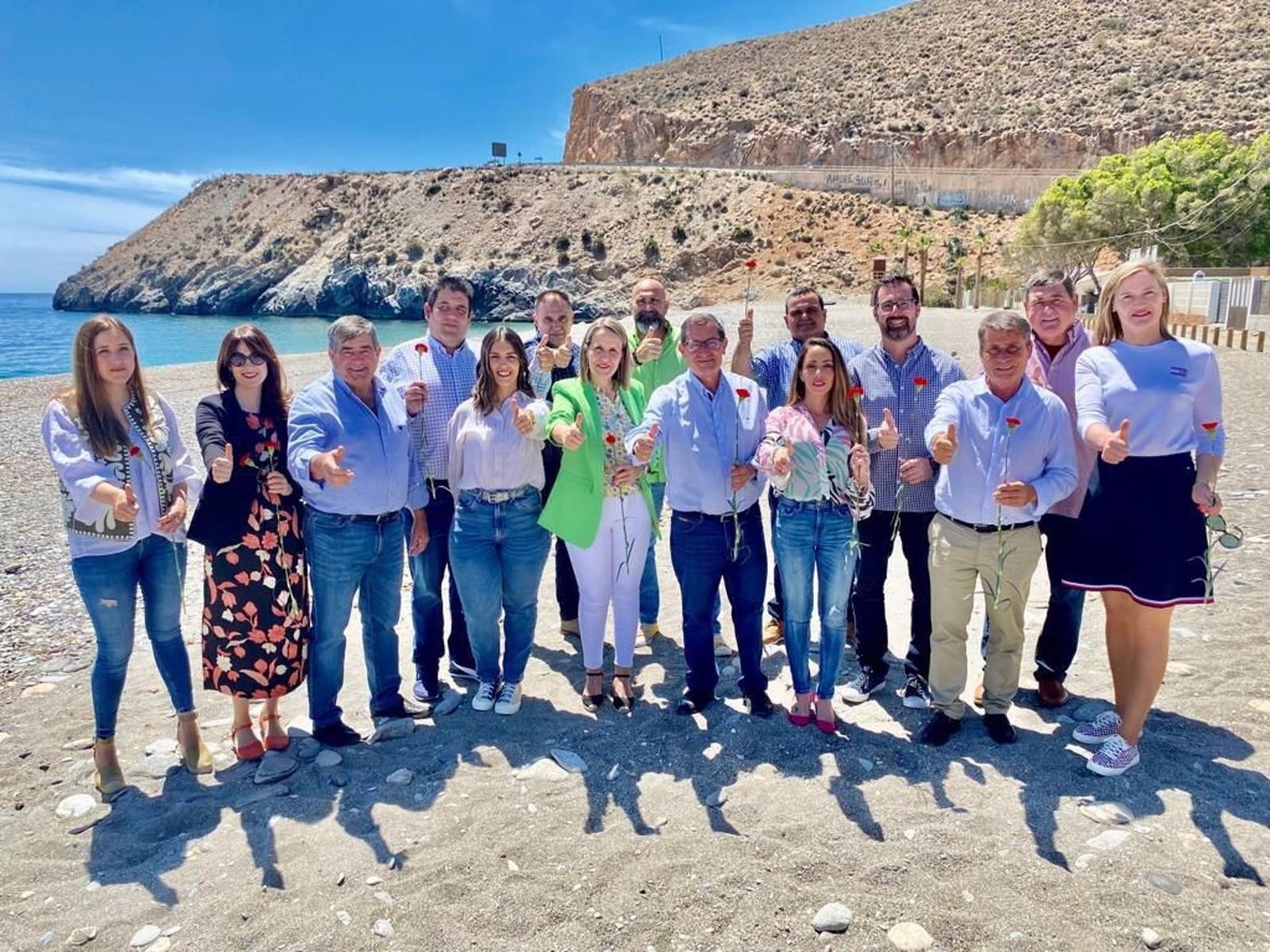 José Entrena, en el centro, con la candidatura del PSOE en Gualchos-Castell de Ferro para las municipales del 28 de mayo