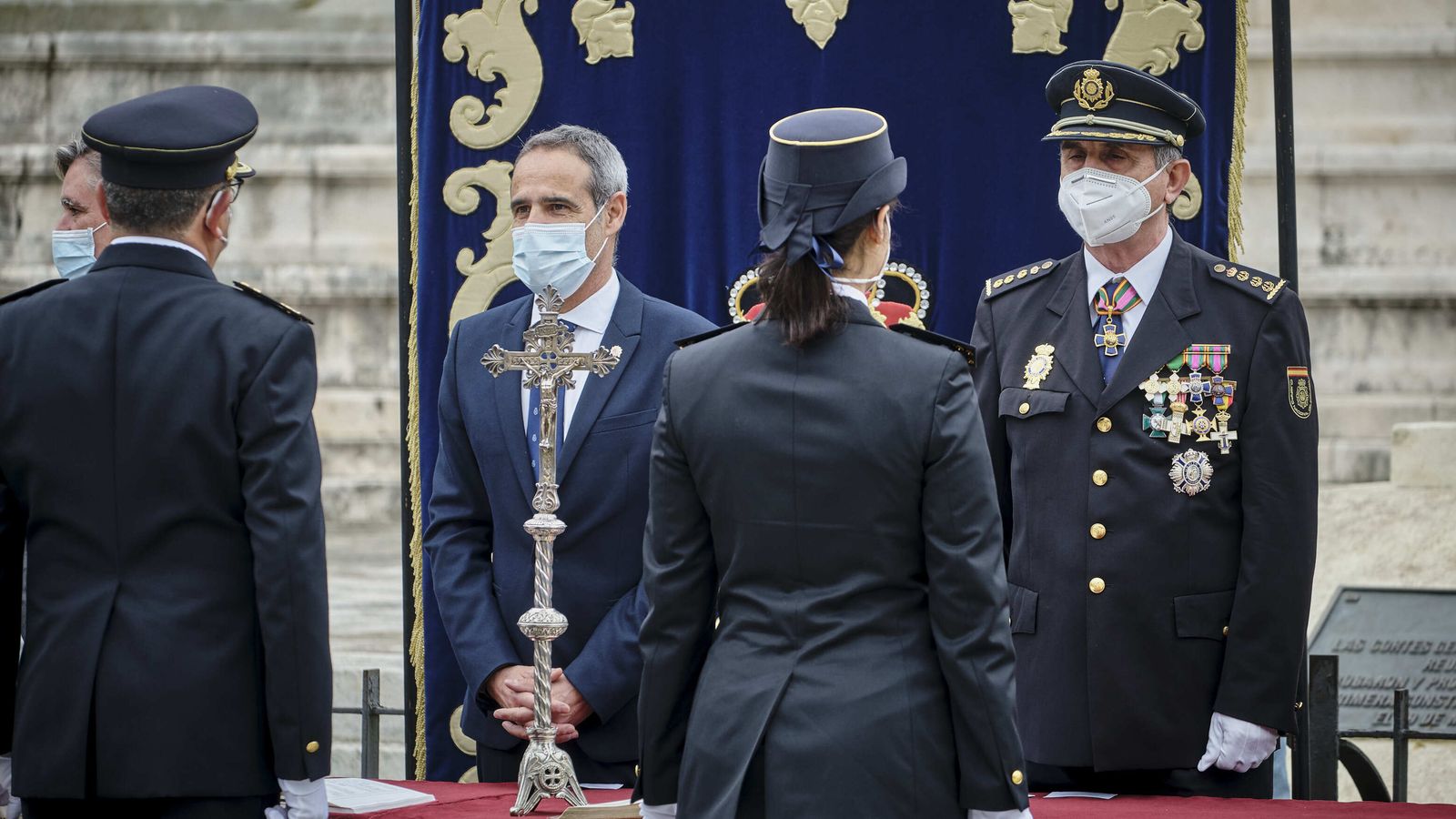 Acto de  juramento de 22 nuevos inspectores de la Policía Nacional en la Plaza de España.