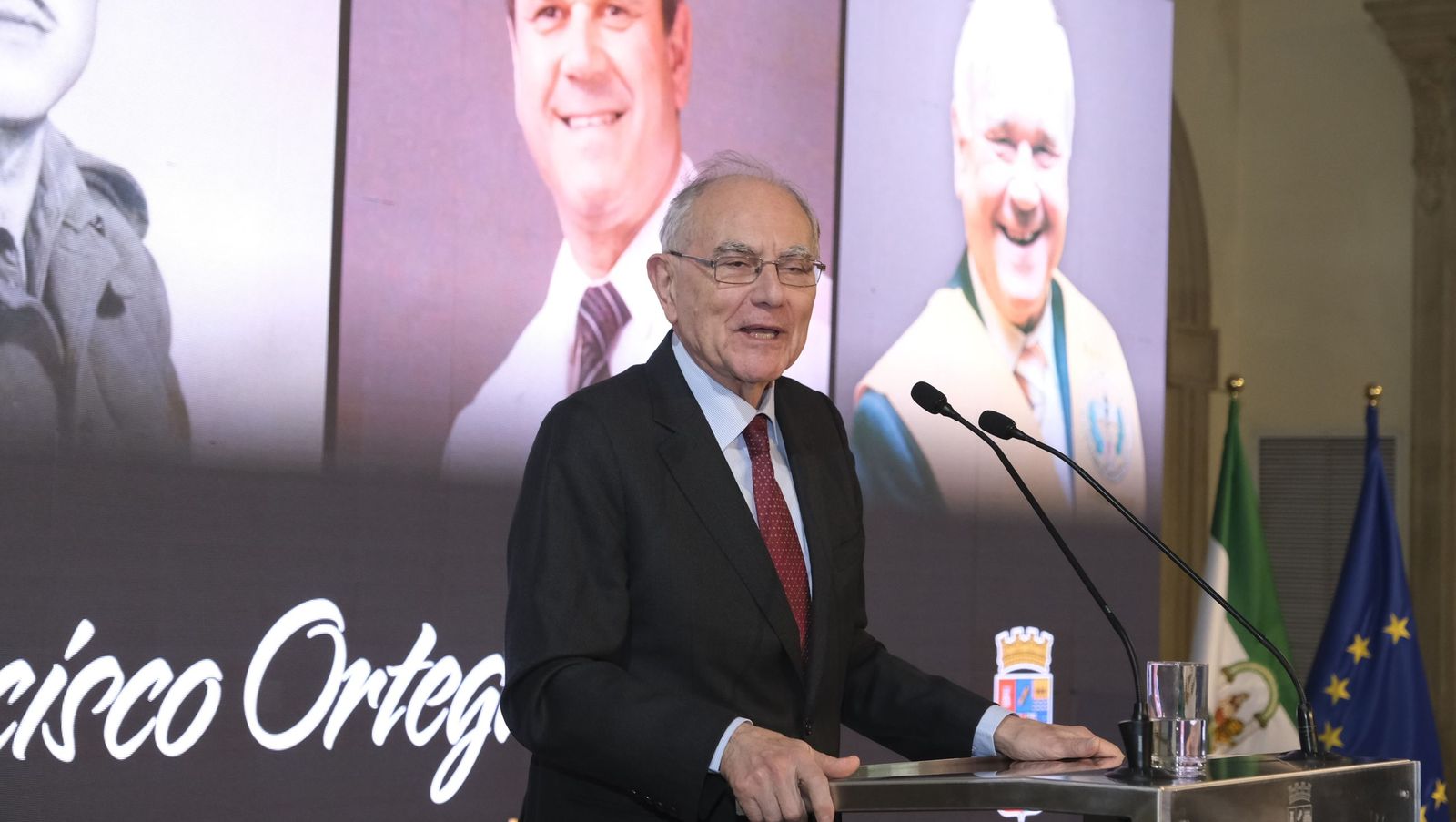 Las fotografías de la entrega del Escudo de Oro de la Provincia al Doctor Francisco Ortega Viñolo