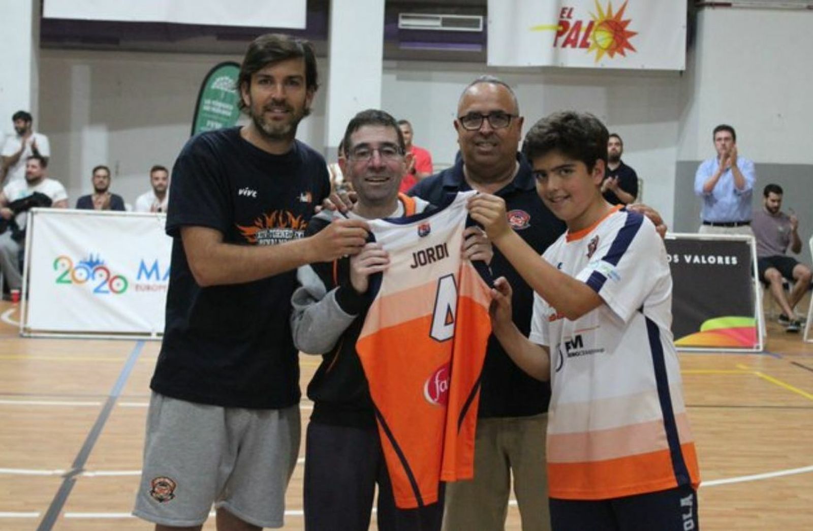 Jordi Ruestes, el segundo por la izquierda, en un homenaje en El Palo.