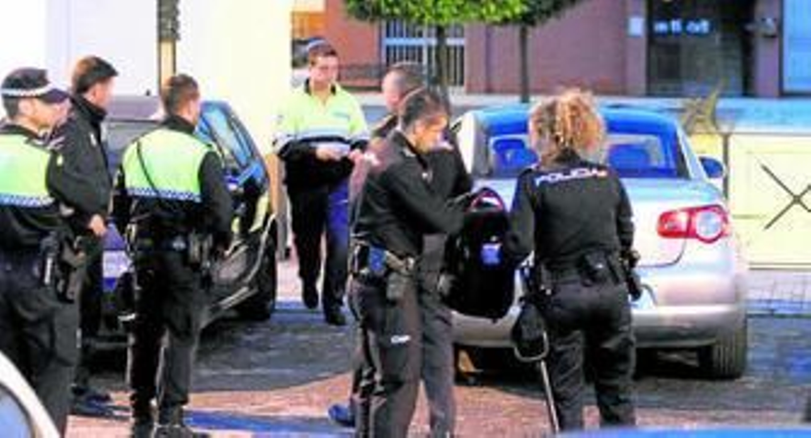 Agentes de la Policía Nacional y Local alrededor del vehículo que transportaba la droga. Agentes de la Policía Nacional y Local alrededor del vehículo que transportaba la droga.