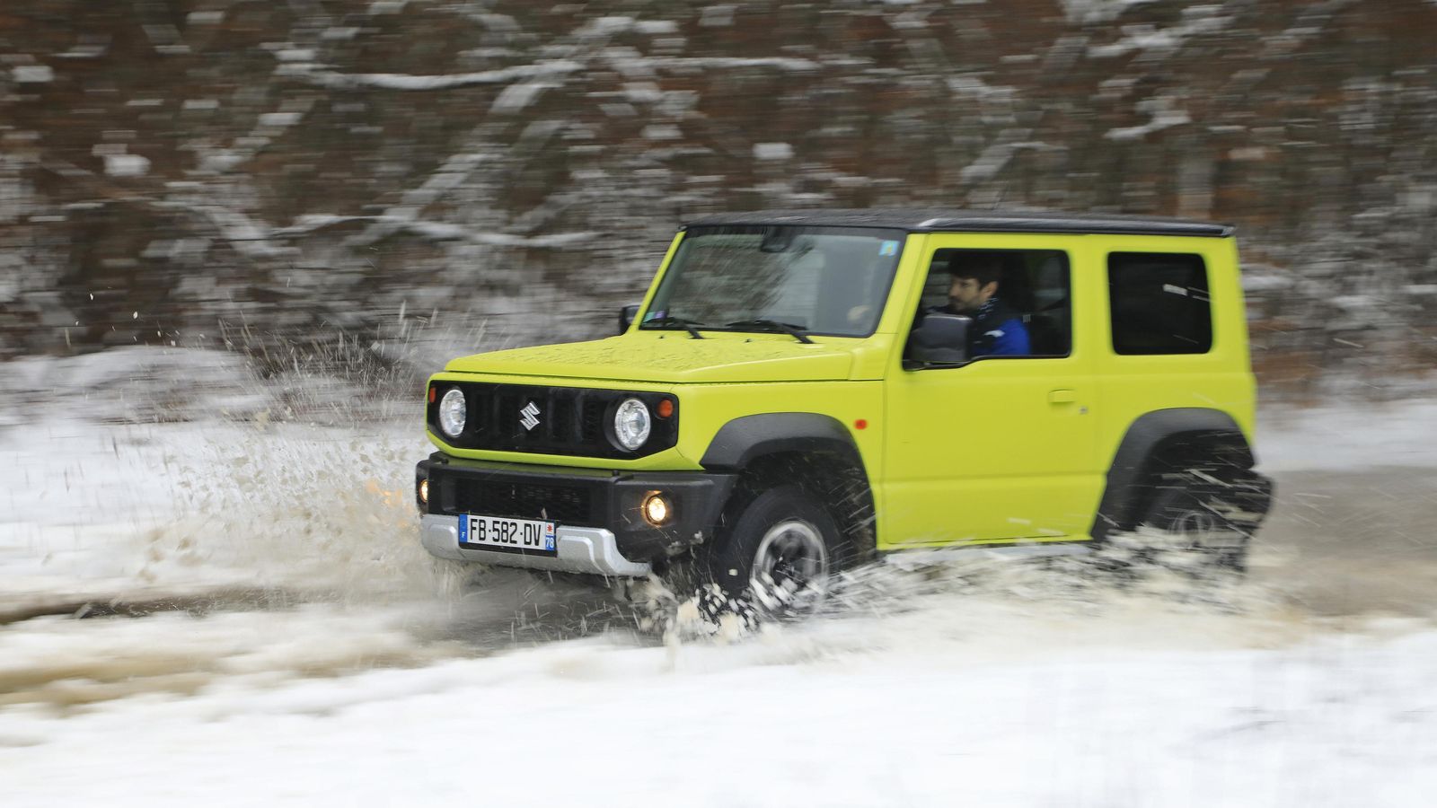 Con todos los argumentos técnicos con los que contaba en su lanzamiento y una ligera rebaja de peso de 75 kg, el Jimny debe seguir siendo muy ágil fuera del asfalto o sobre superficies poco adherentes.