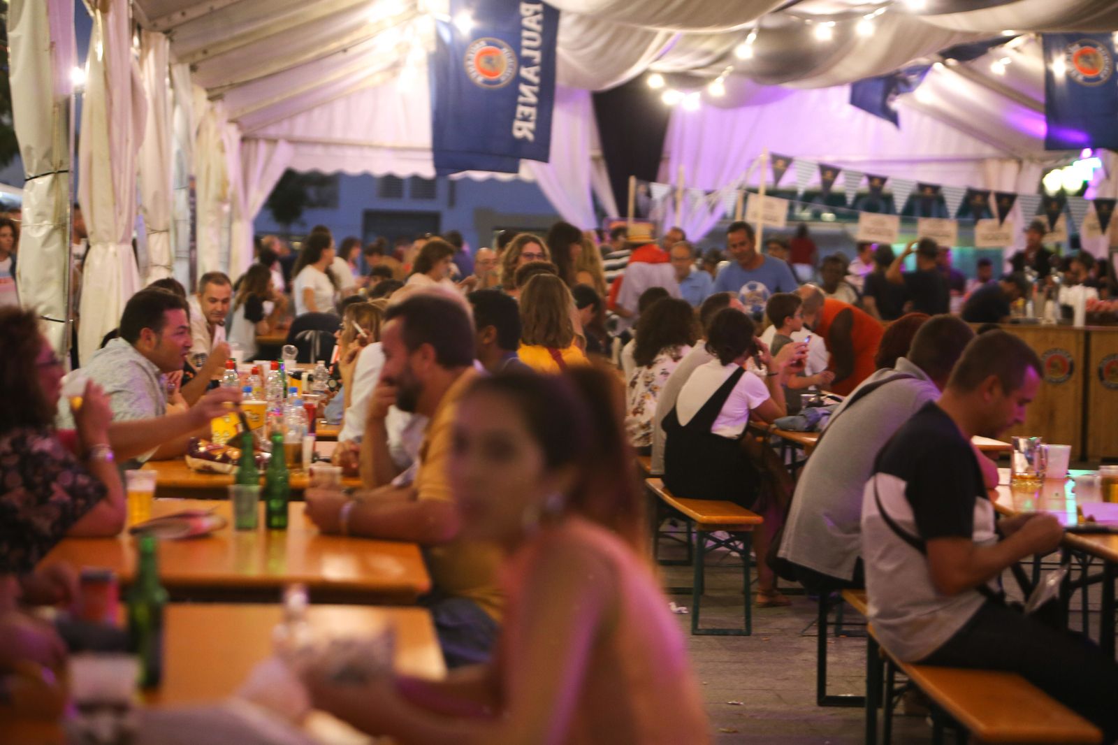 Público en la carpa instalada para celebrar el evento.