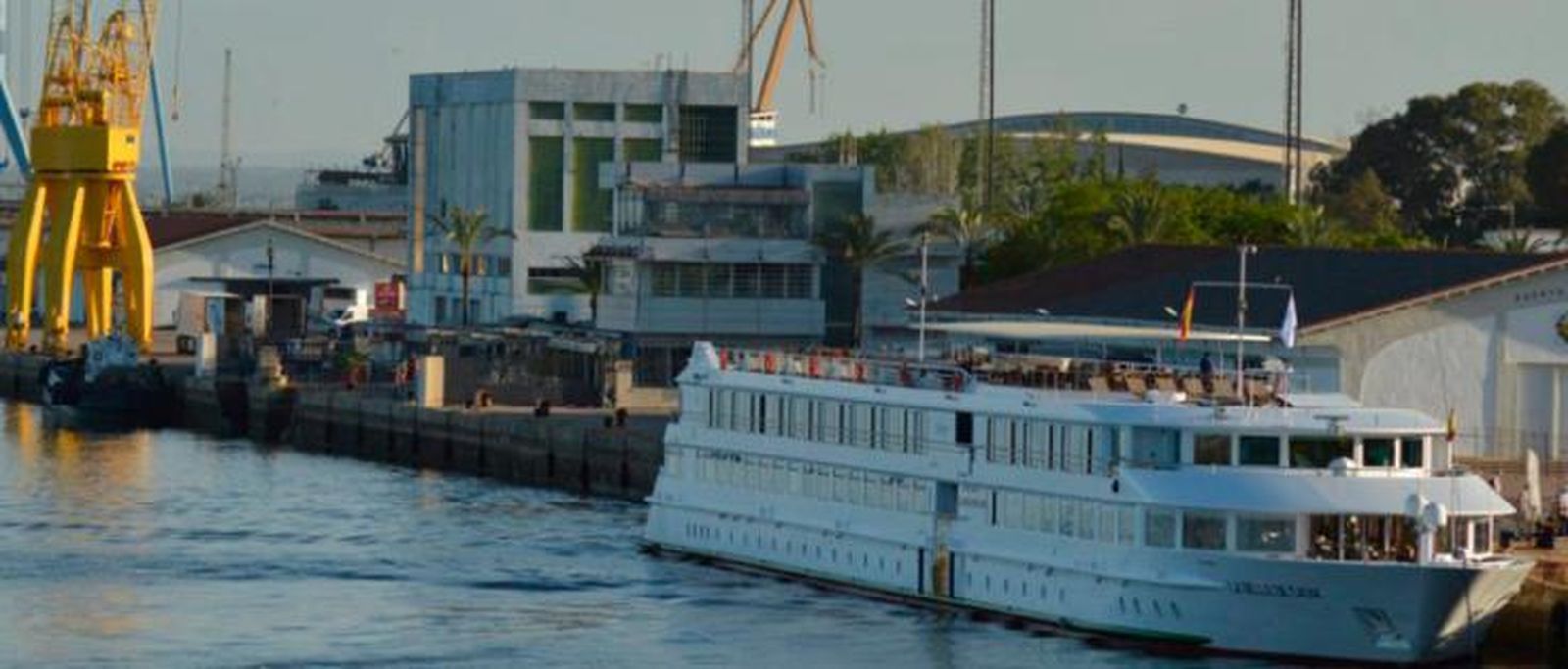 El crucero 'La Belle de Cadix' en Huelva.