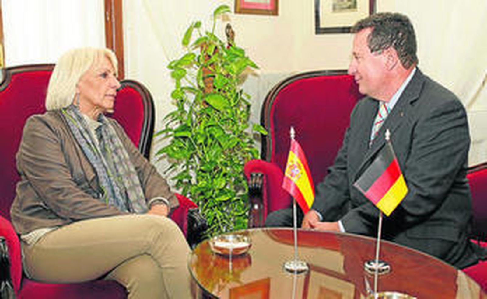 Teófila Martínez y Marc Schmelcher, durante el encuentro mantenido ayer en el despacho de la regidora.