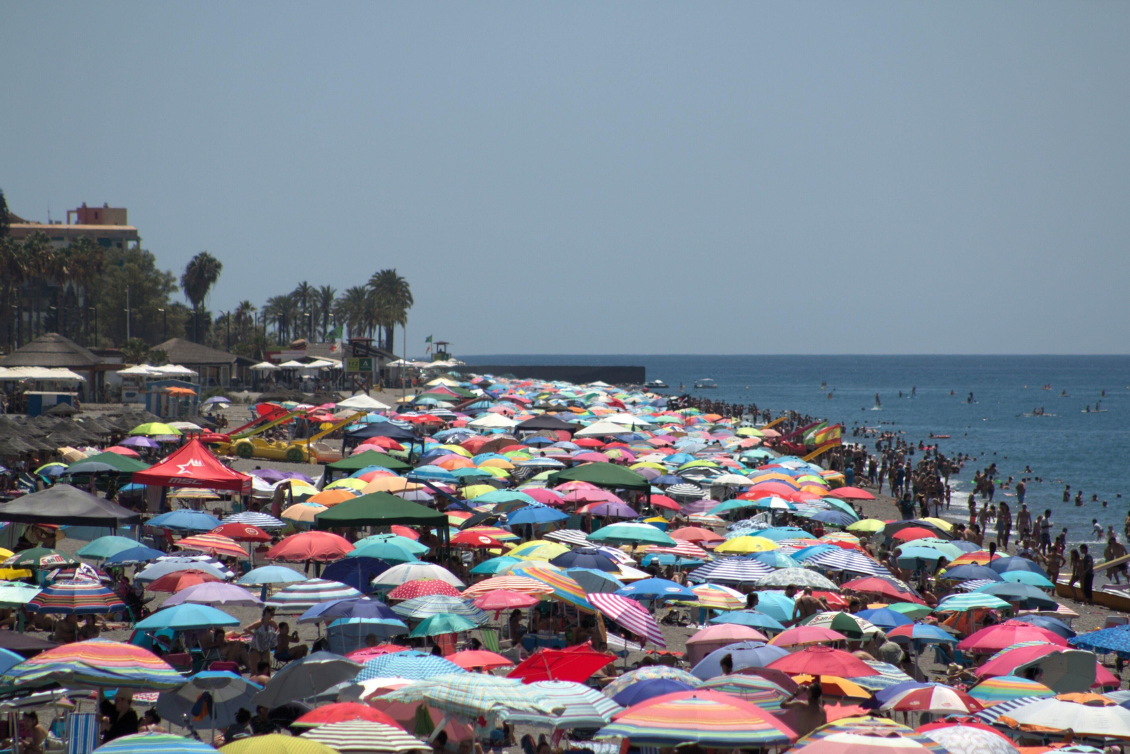 Fotos: así de llenas estaba las playas de Granada este primer fin de semana de agosto