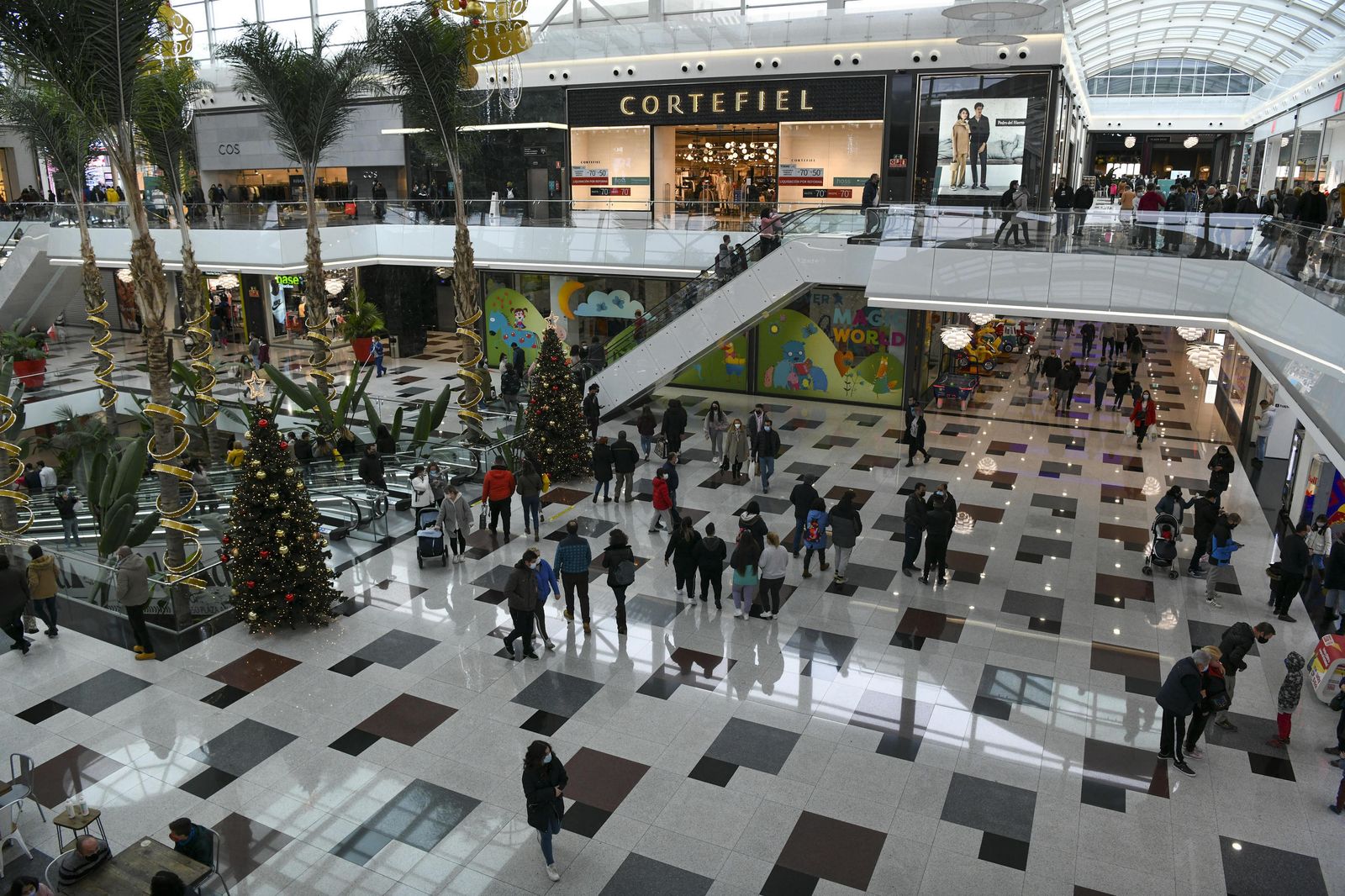 Fotos: las rebajas en el Nevada Shopping de Granada