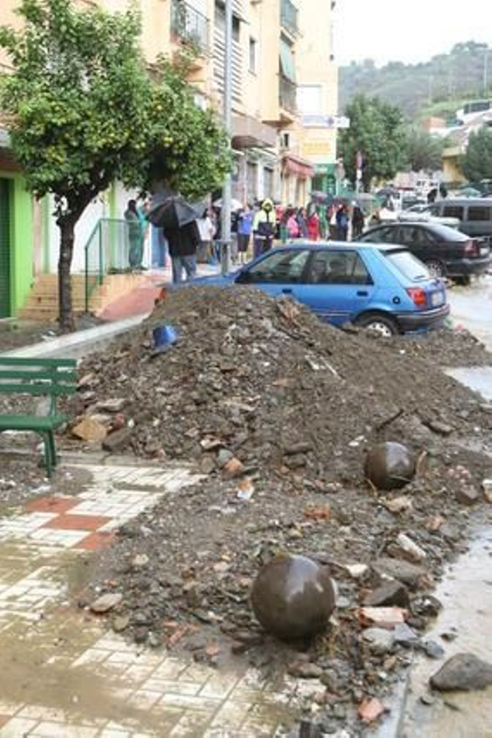 Málaga limpia el barro dejado por la tromba de agua del sábado