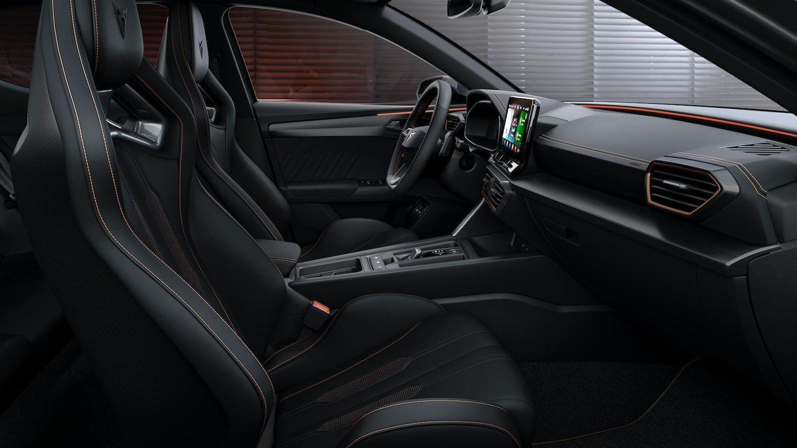 Los asientos de tipo bacquet aportan una enorme sujeción lateral a todo el cuerpo.