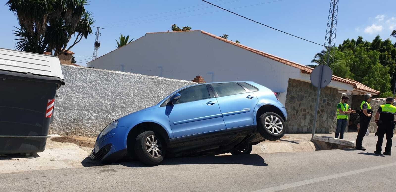 Estado en el que quedó el coche tras salirse de la carretera.