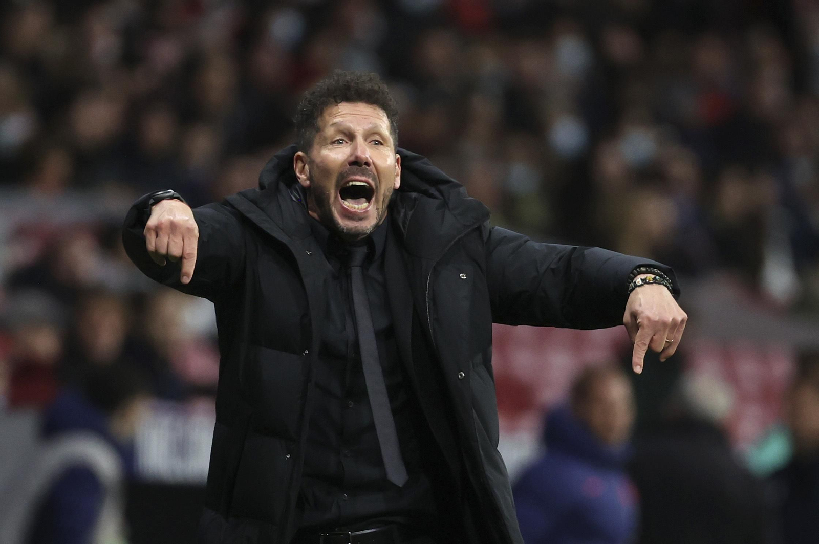 Indicación de Diego Simeone desde la zona de banquillos.