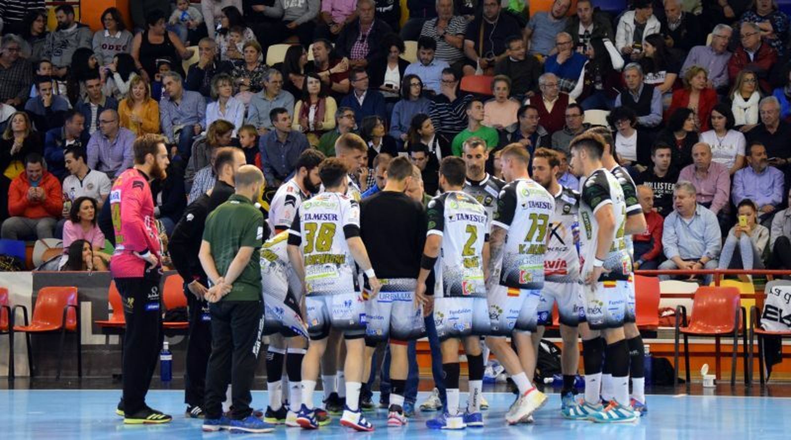 Julián Ruiz da instrucciones durante un tiempo muerto del Ángel Ximénez-Avia.