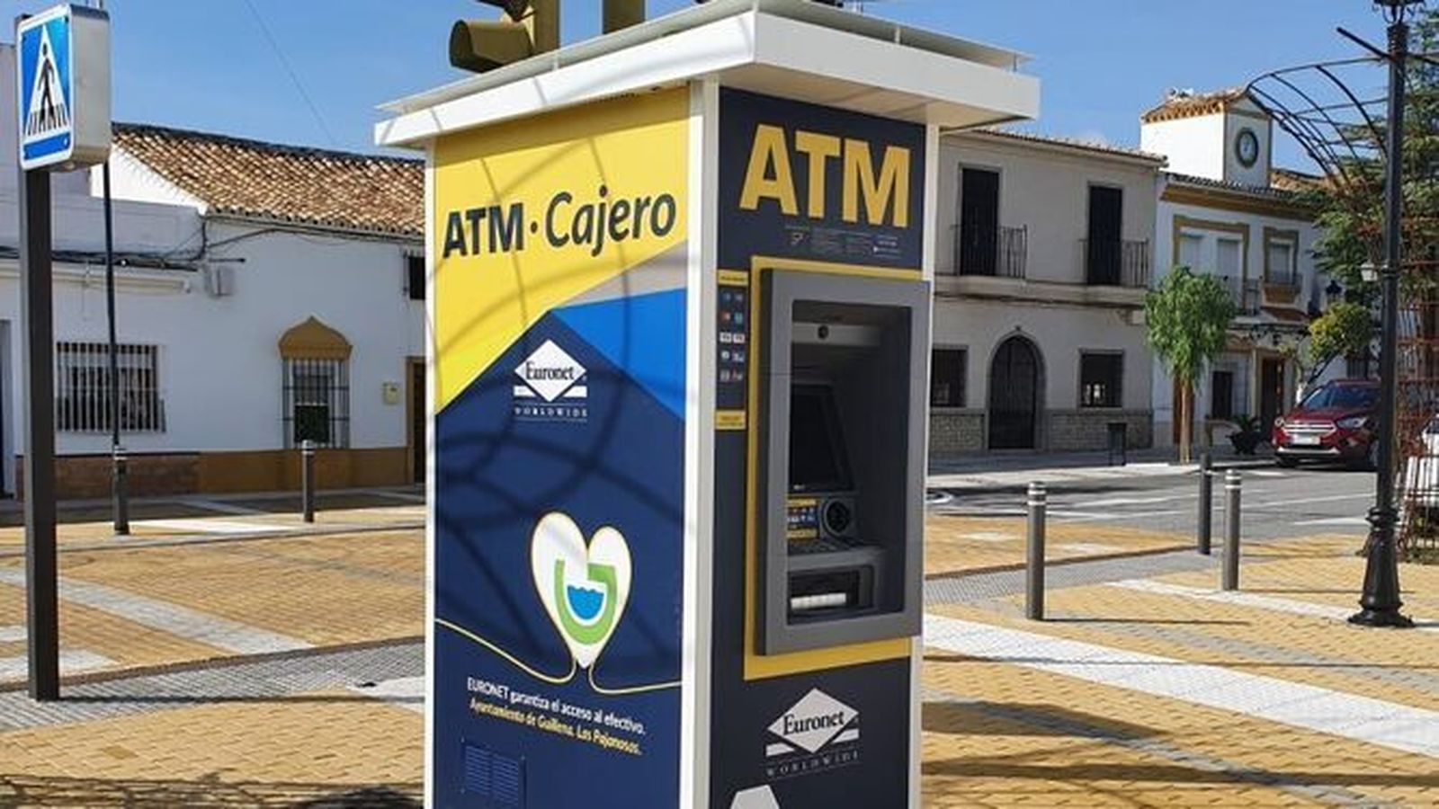Uno de los cajeros instalados en Torre de la Reina y Las Pajanosas para suplir la falta de entidades bancarias.
