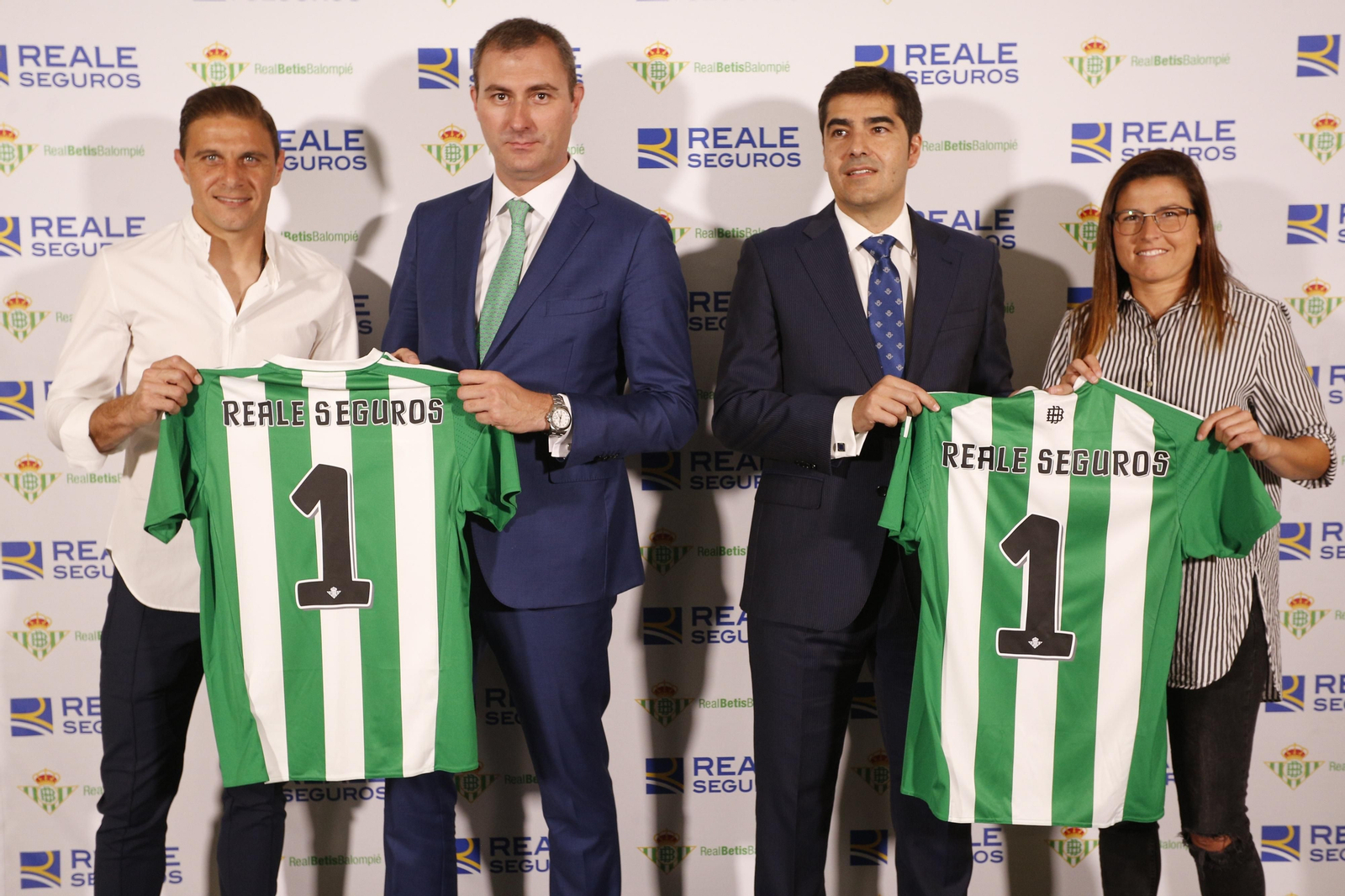 Joaquín junto a Ángel Haro y representantes de la marca Reale Seguros.