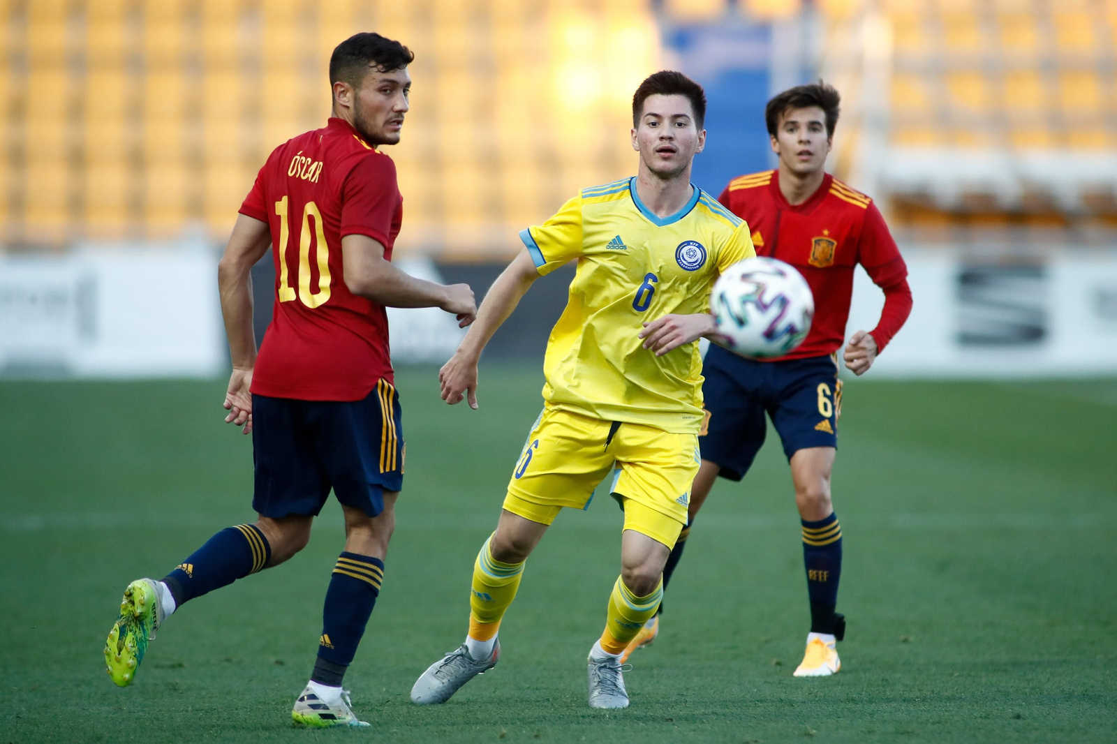 Óscar Rodríguez observa el balón ante el kazajo Adakhajiyev.
