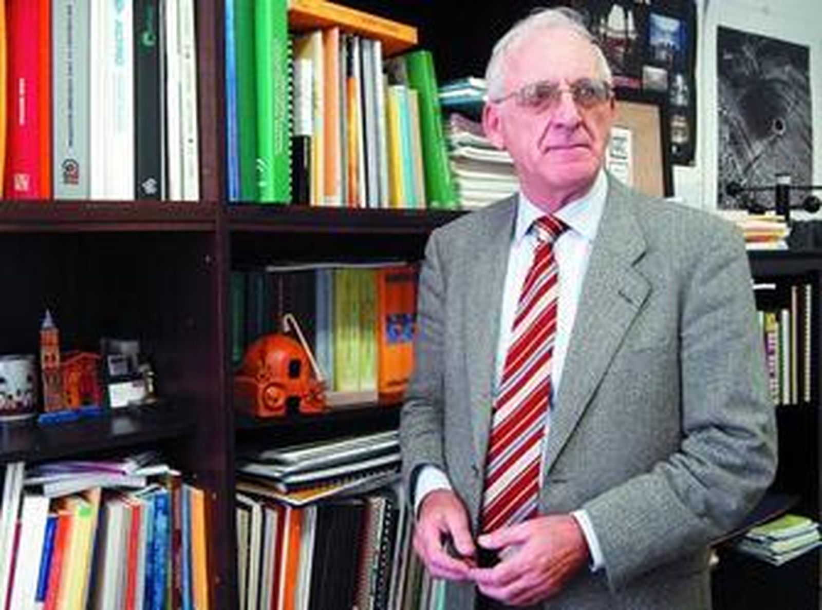 El director del Máster de Arquitectura, Ricardo Huete, en su despacho de la Universidad.