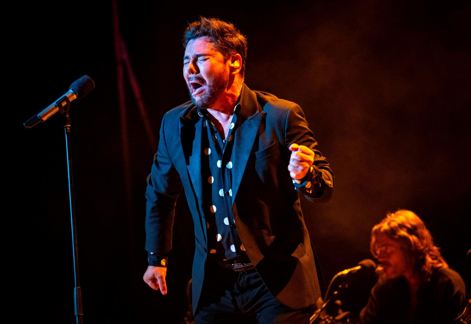 El artista Miguel Poveda durante una actuación.