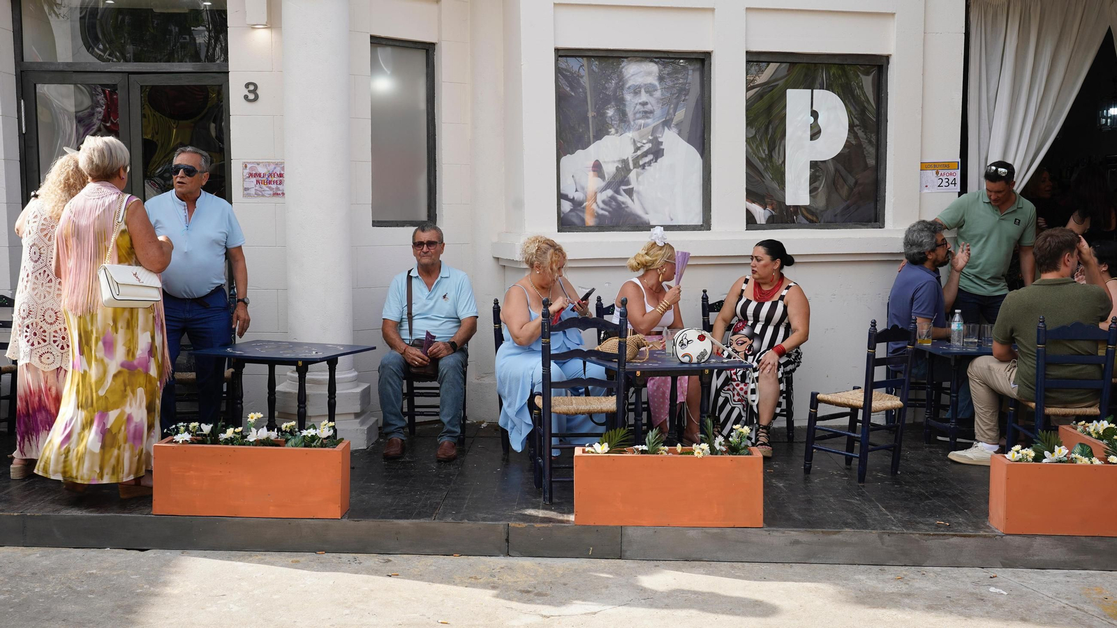 Tomando el fresco en la portada de Los Buyitas.