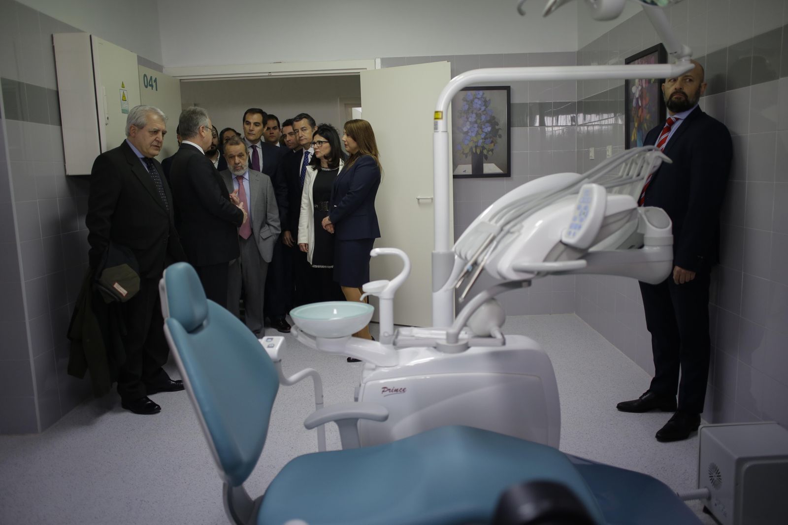 La comitiva oficial durante el recorrido por el área de enfermería del centro penitenciario.