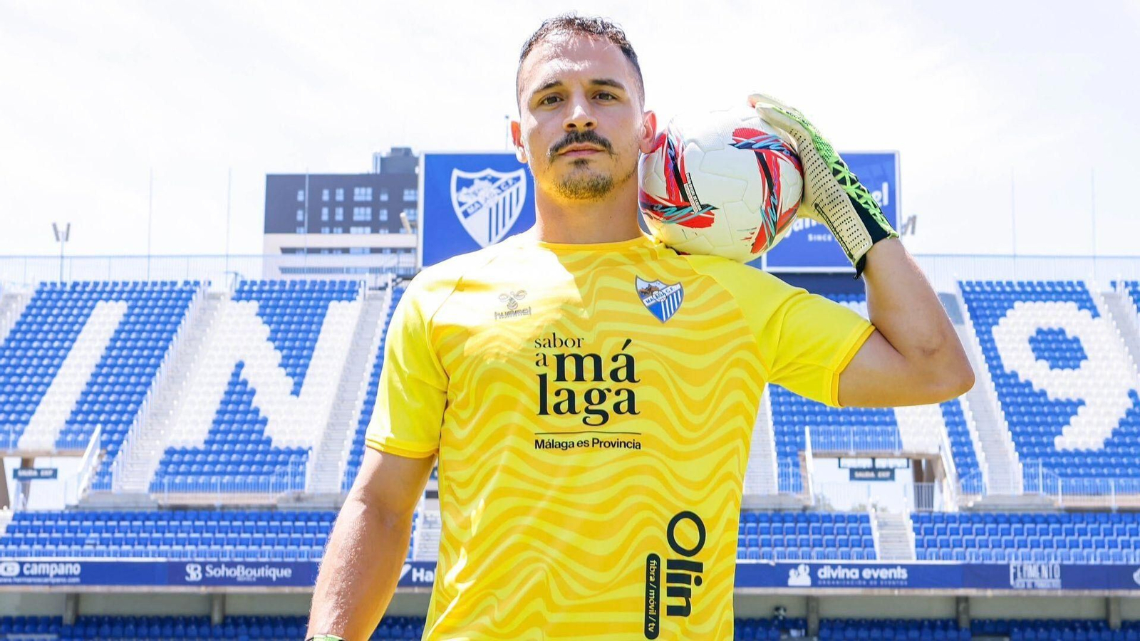 Alfonso Herrero con la nueva camiseta local de porteros Alfonso Herrero con la nueva camiseta local de porteros