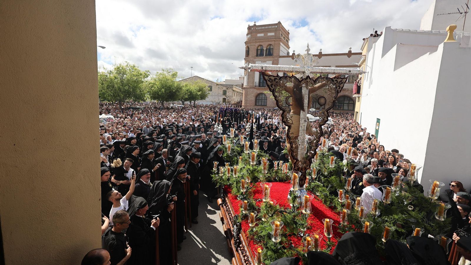 El Cristo de la Expiración, tras salir de la Ermita de San Telmo.