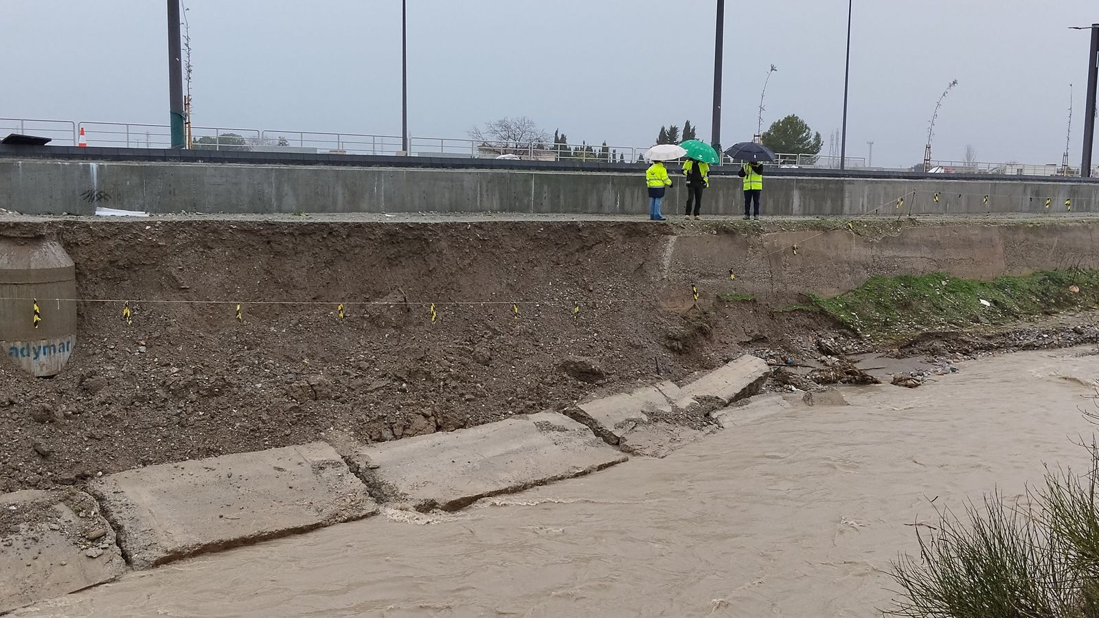 Muro caído junto a las vías del Metro de Granada en Las Gabias por la crecida del río Dílar