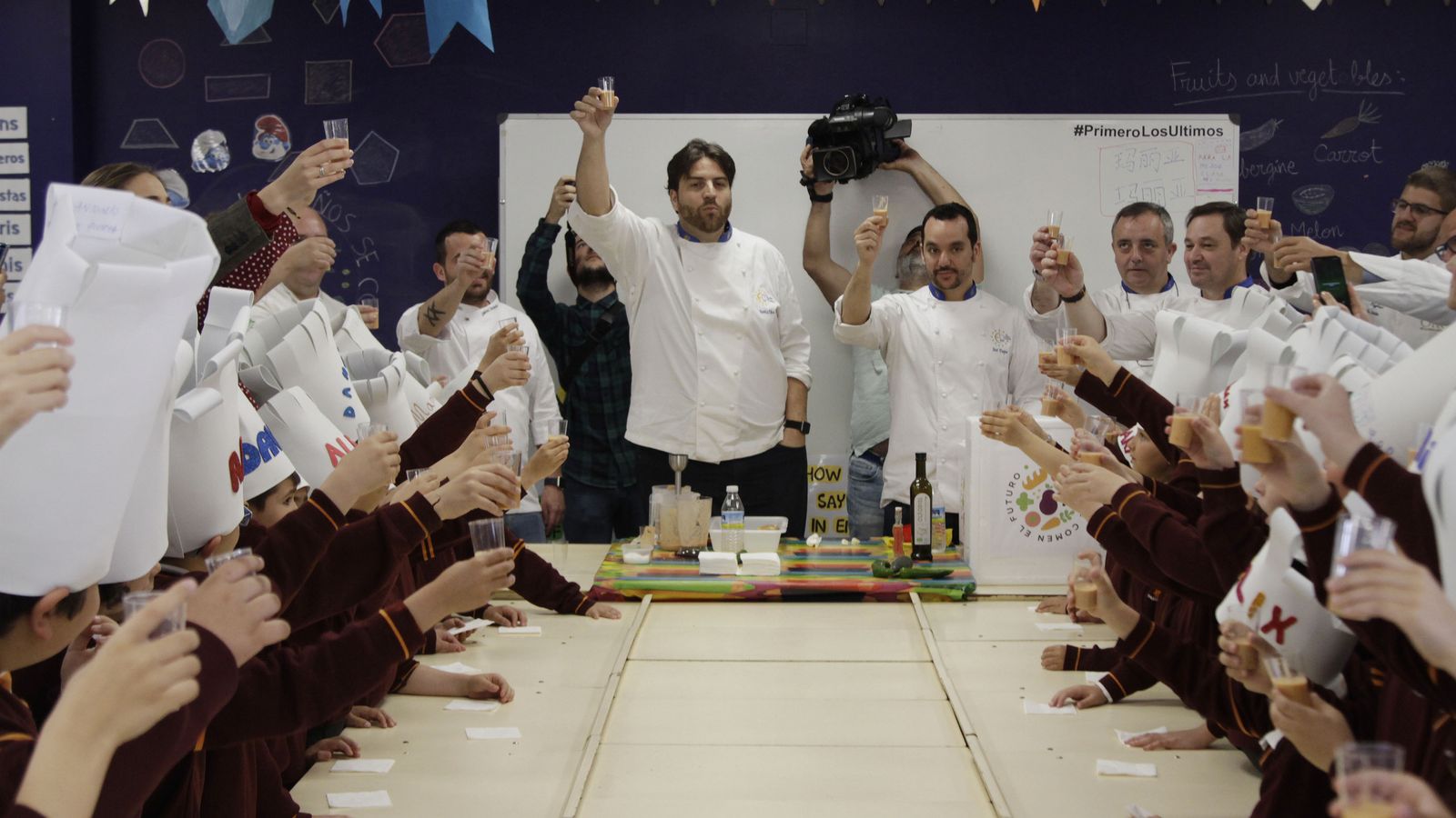 Los chefs y los escolares hacen un brindis con el gazpacho.