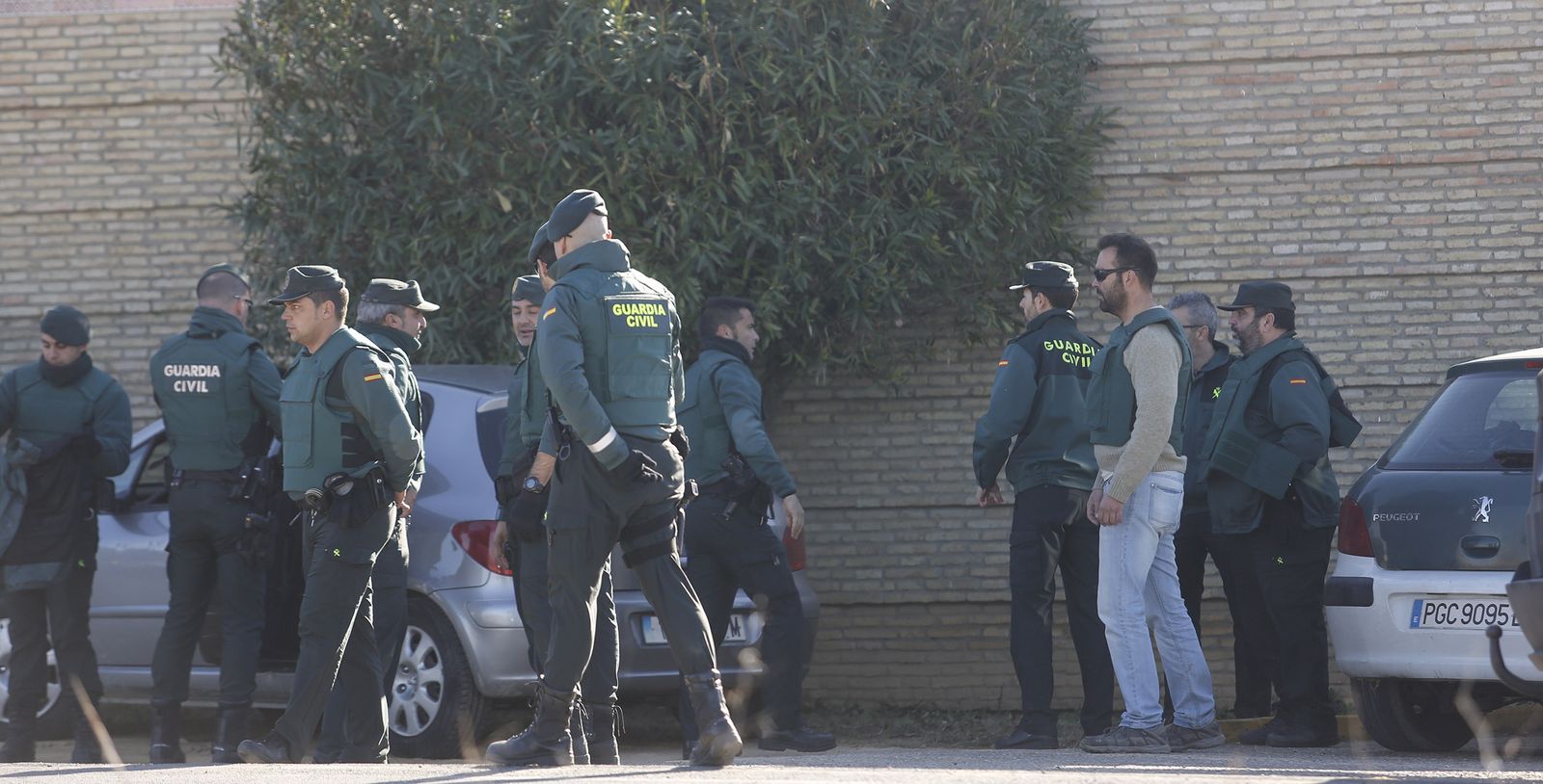 Guardias civiles, en el chalé de Mairena del Aljarafe en el que ocurrieron los hechos.