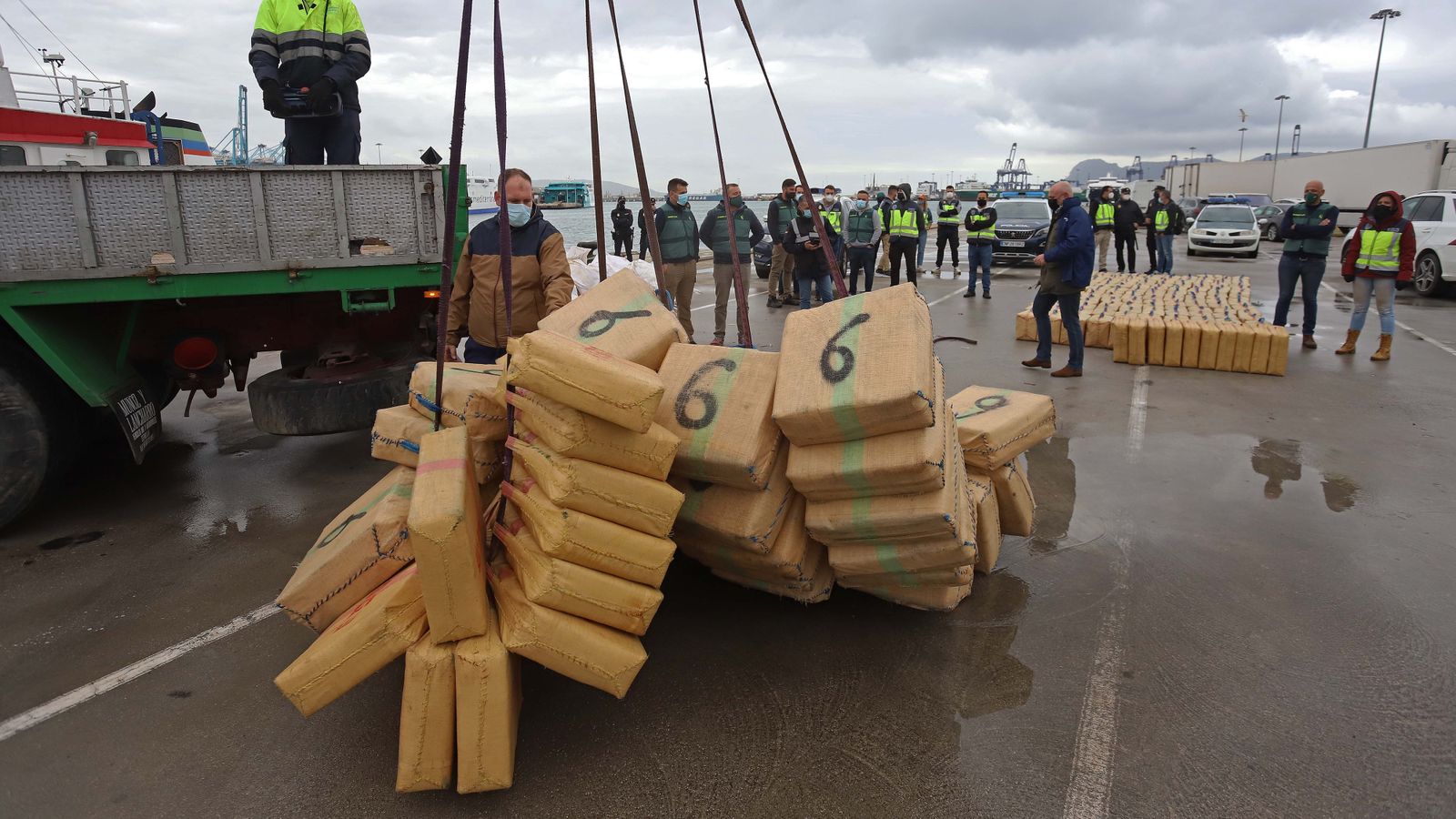 Fotos de la intervención de hachís en el remolcador 'Felsted' en el puerto de Algeciras