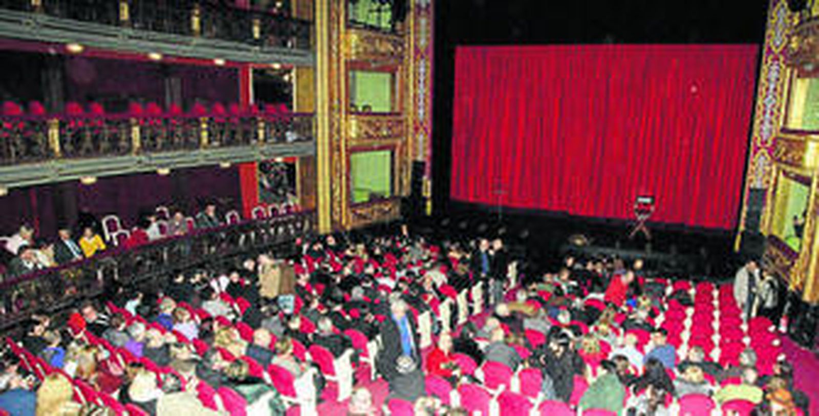 El aforo del Teatro Real de Madrid prácticamente al completo para acompañar el homenaje póstumo.