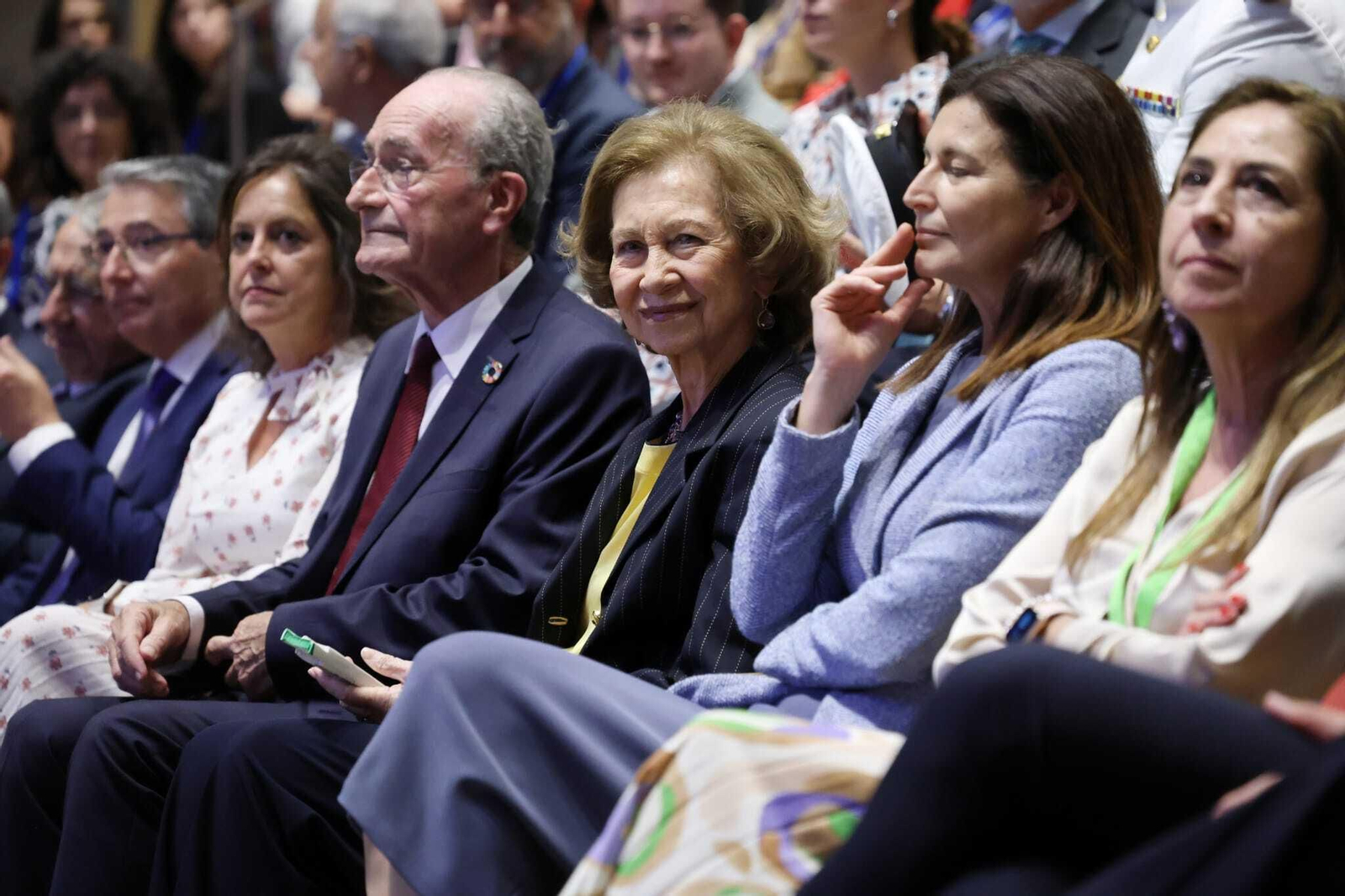 La Reina Sofía atendiendo a una ponencia del congreso.