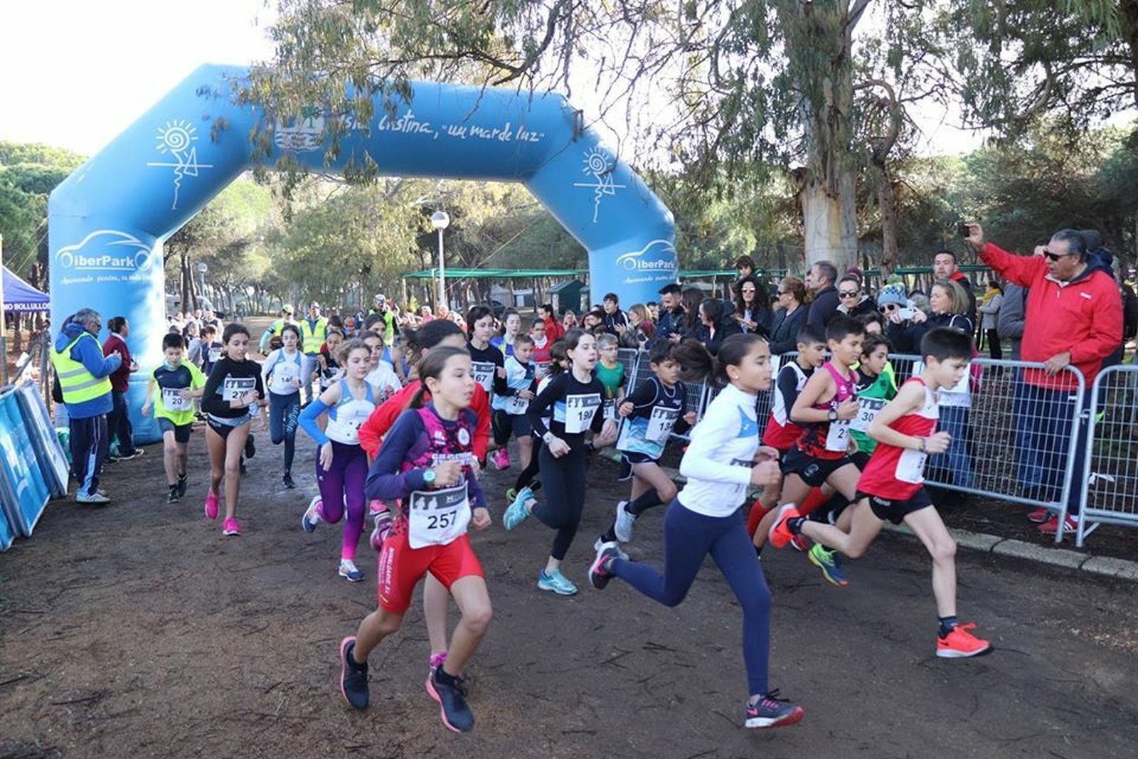 Varios atletas de categoría alevín toman la salida en una prueba en la provincia.