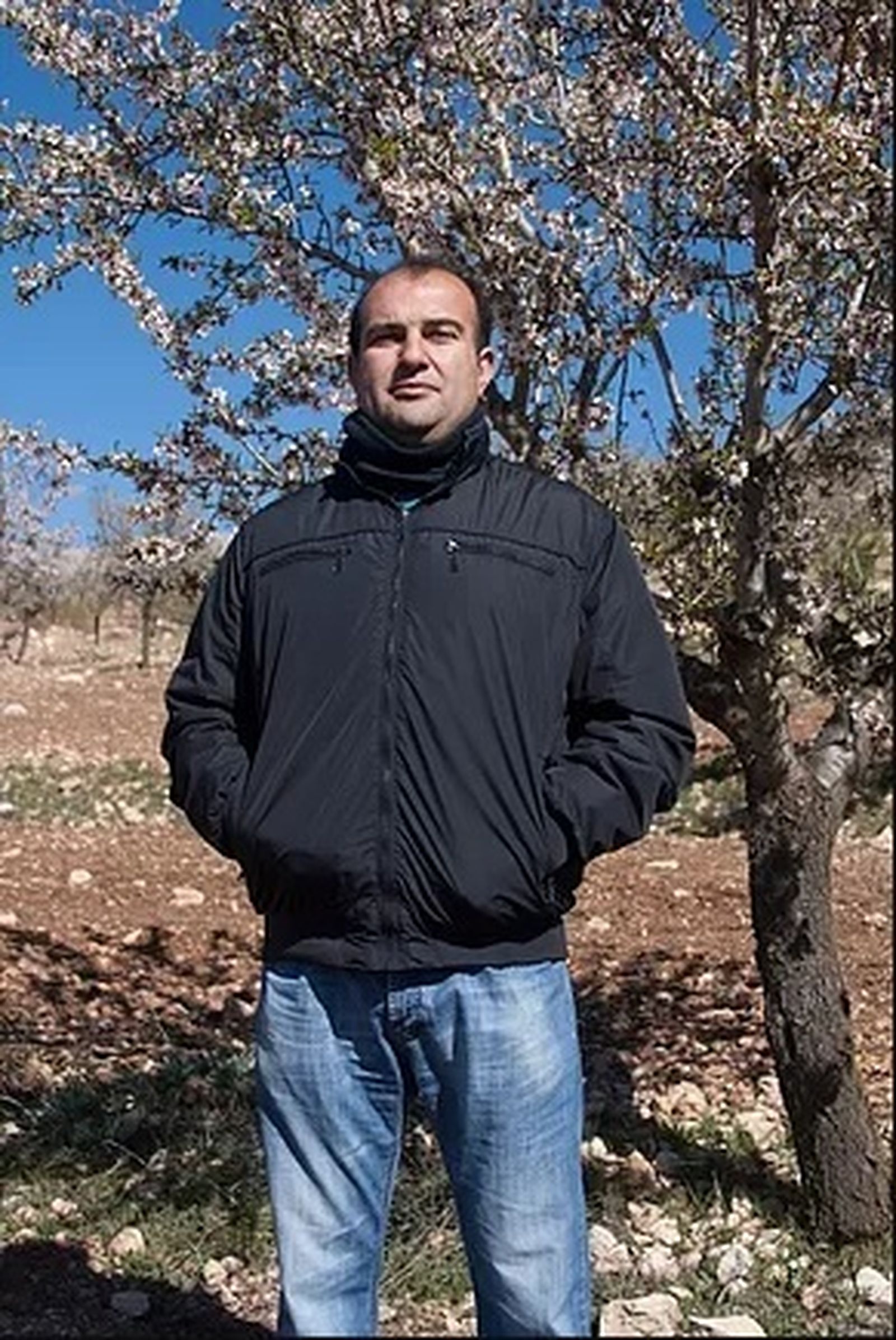 Miguel Ángel le compra el abono y las plantas desde hace años a la empresa de Chirivel, Crisara.