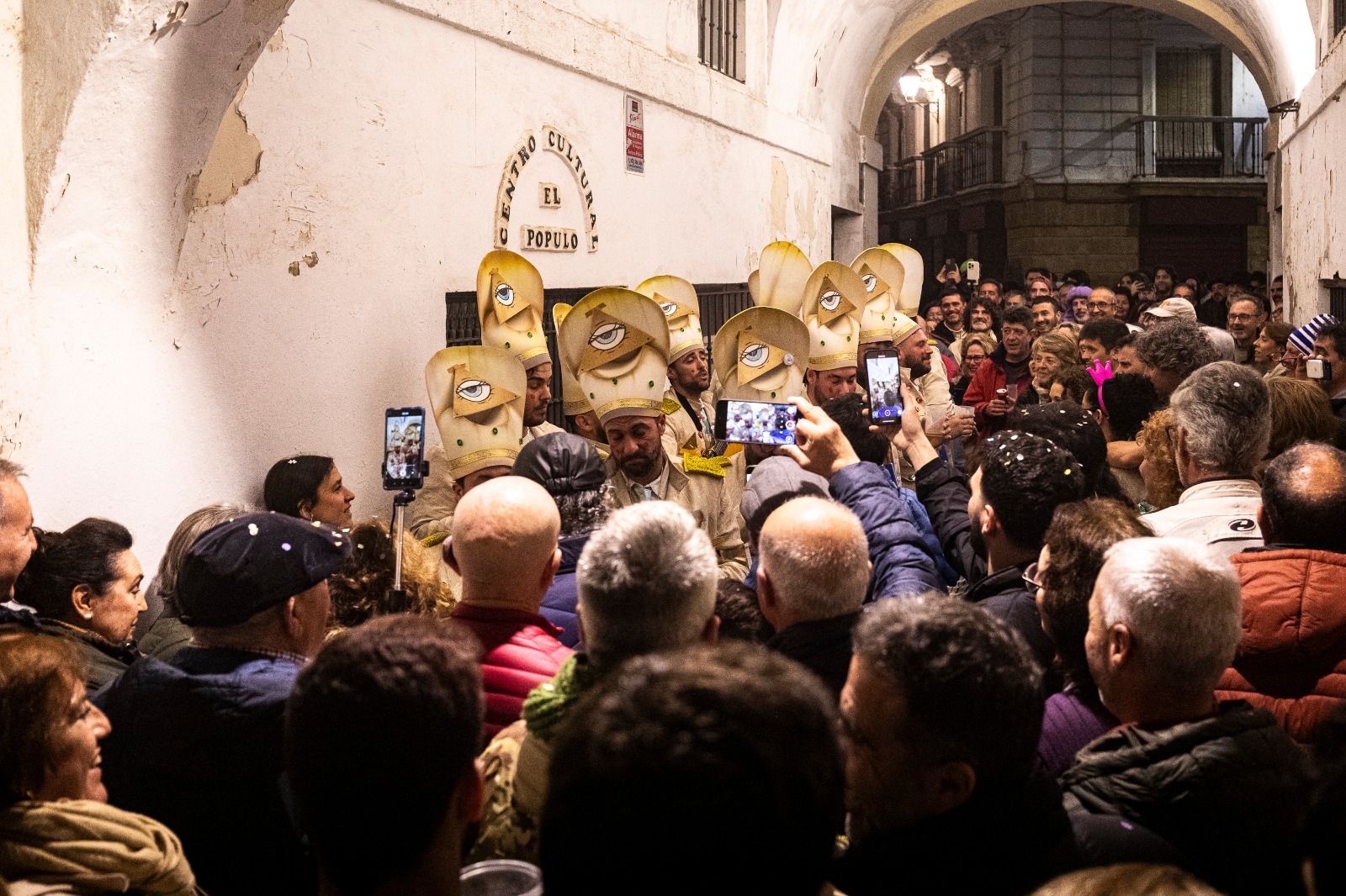 Búscate entre las mejores imágenes del Circuito de agrupaciones ilegales del Pópulo