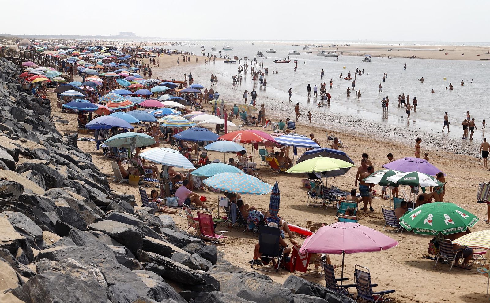 Un día en las playas de Huelva, en imágenes