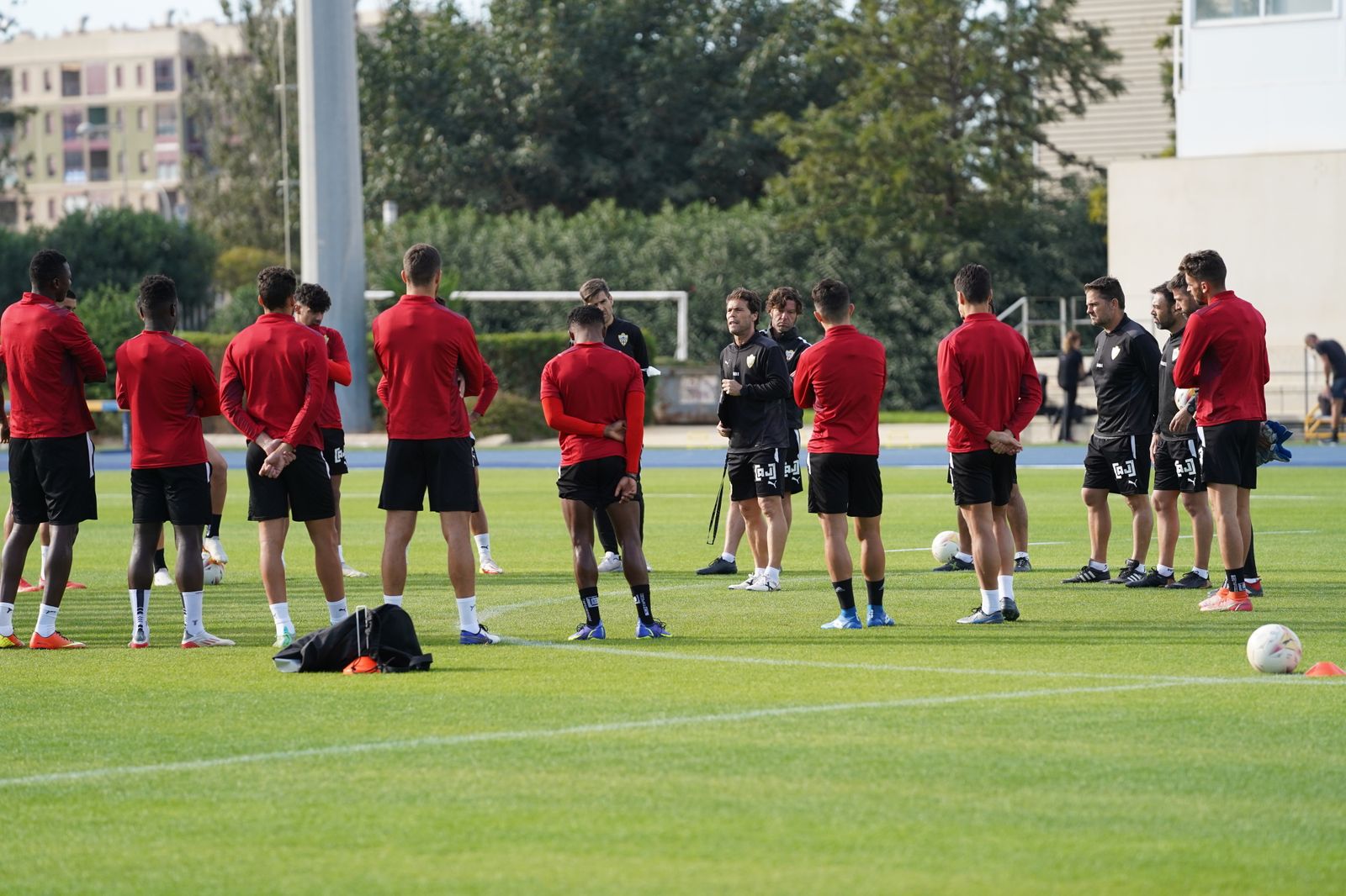 Rubi da órdenes a sus jugadores en el entrenamiento.