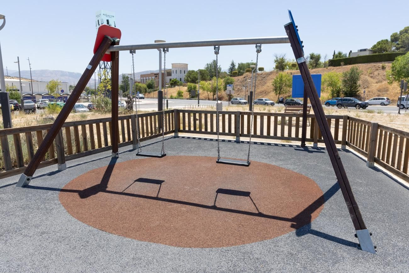 El estado de abandono del parque infantil del Jaén Plaza, en imágenes