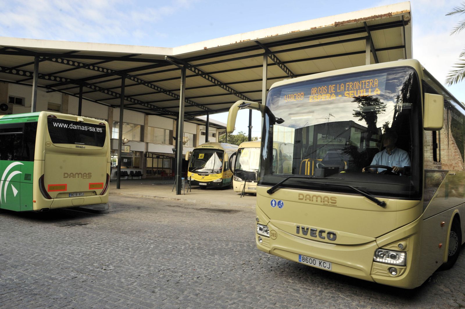 Uno de los nuevos autobuses de Damas-Interbus saliendo de la estación de Arcos de la Frontera.