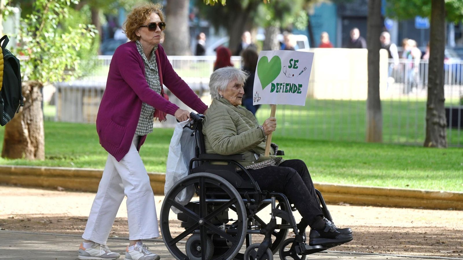 Dos personas acuden a la protesta.
