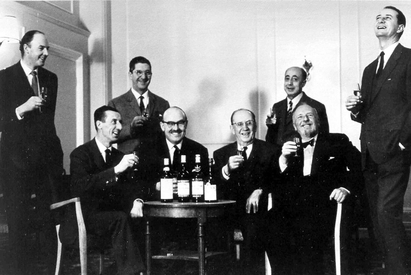 De pie, David Sandeman, Salvador Ruiz Berdejo, Jaime Oliver Asín y Mauricio González; sentados, José Ignacio Domecq, Ian Mckenzie, Manuel María González y Charles Williams, en el brindis con jerez en la Corte de Justicia de Londres tras conocerse la sentencia del 'pleito del sherry'. De pie, David Sandeman, Salvador Ruiz Berdejo, Jaime Oliver Asín y Mauricio González; sentados, José Ignacio Domecq, Ian Mckenzie, Manuel María González y Charles Williams, en el brindis con jerez en la Corte de Justicia de Londres tras conocerse la sentencia del 'pleito del sherry'.