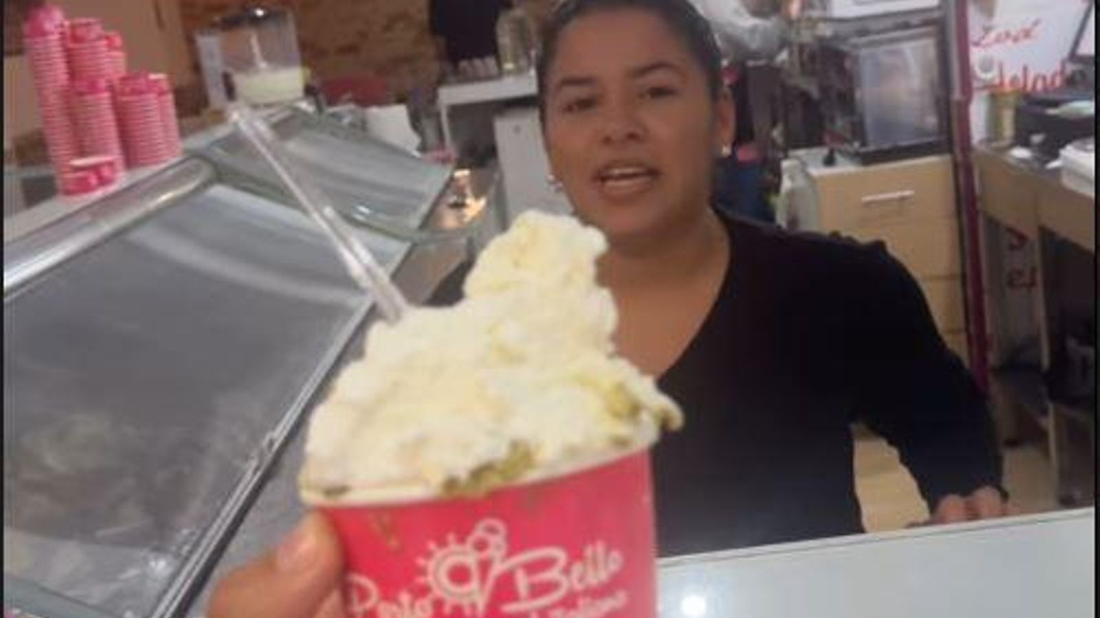 El actor comparte una foto tomándose un helado en la Heladería Portobelo.